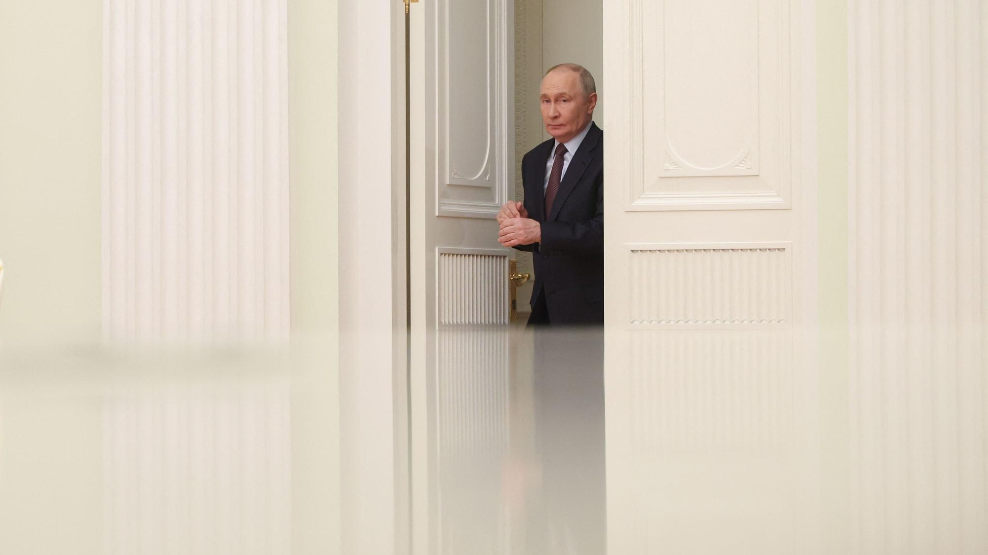 Russlands Machthaber Wladimir Putin betritt einen Raum im Kreml. (Archivbild)