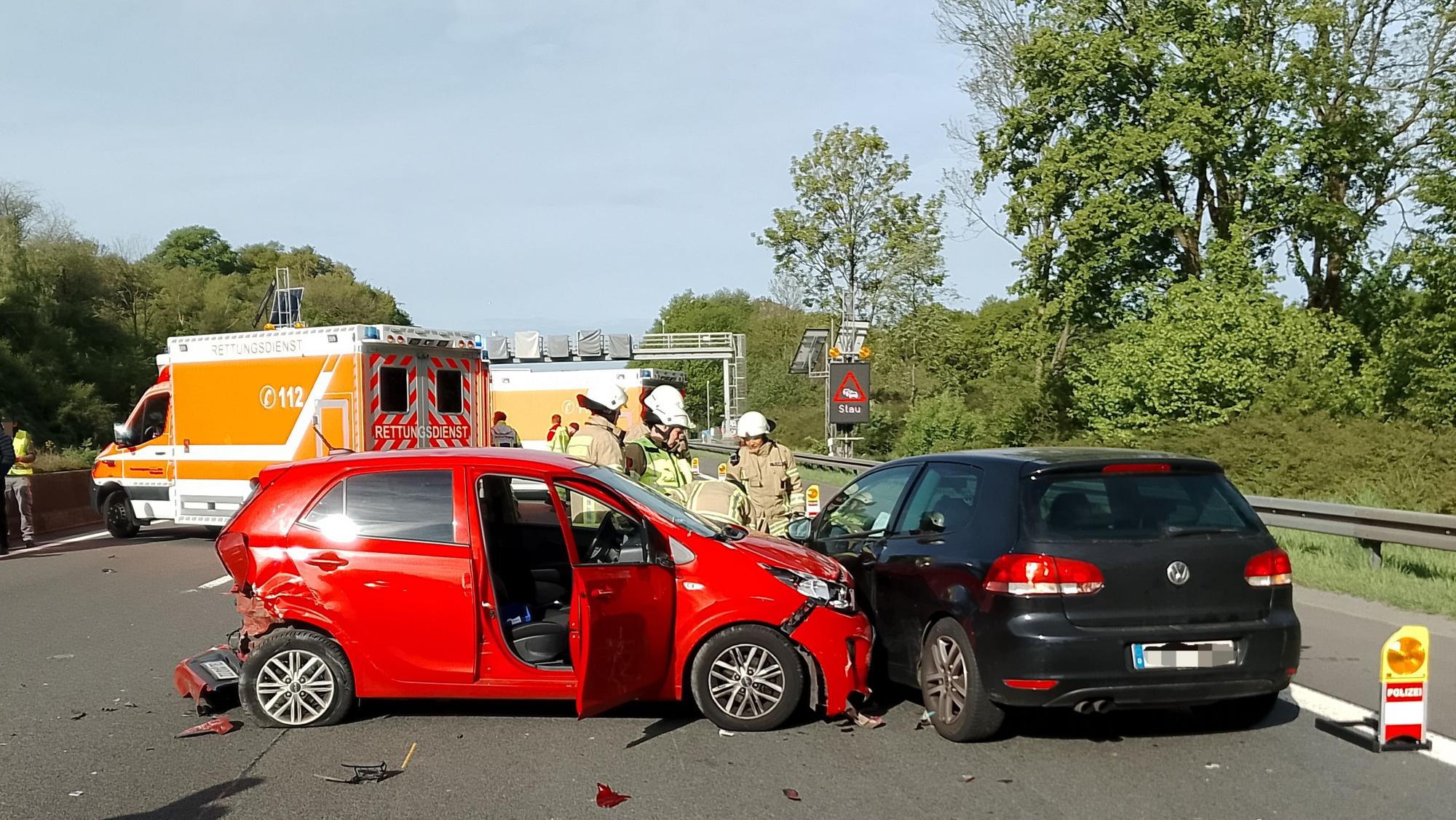 Zwei kaputte Autos auf der A 1