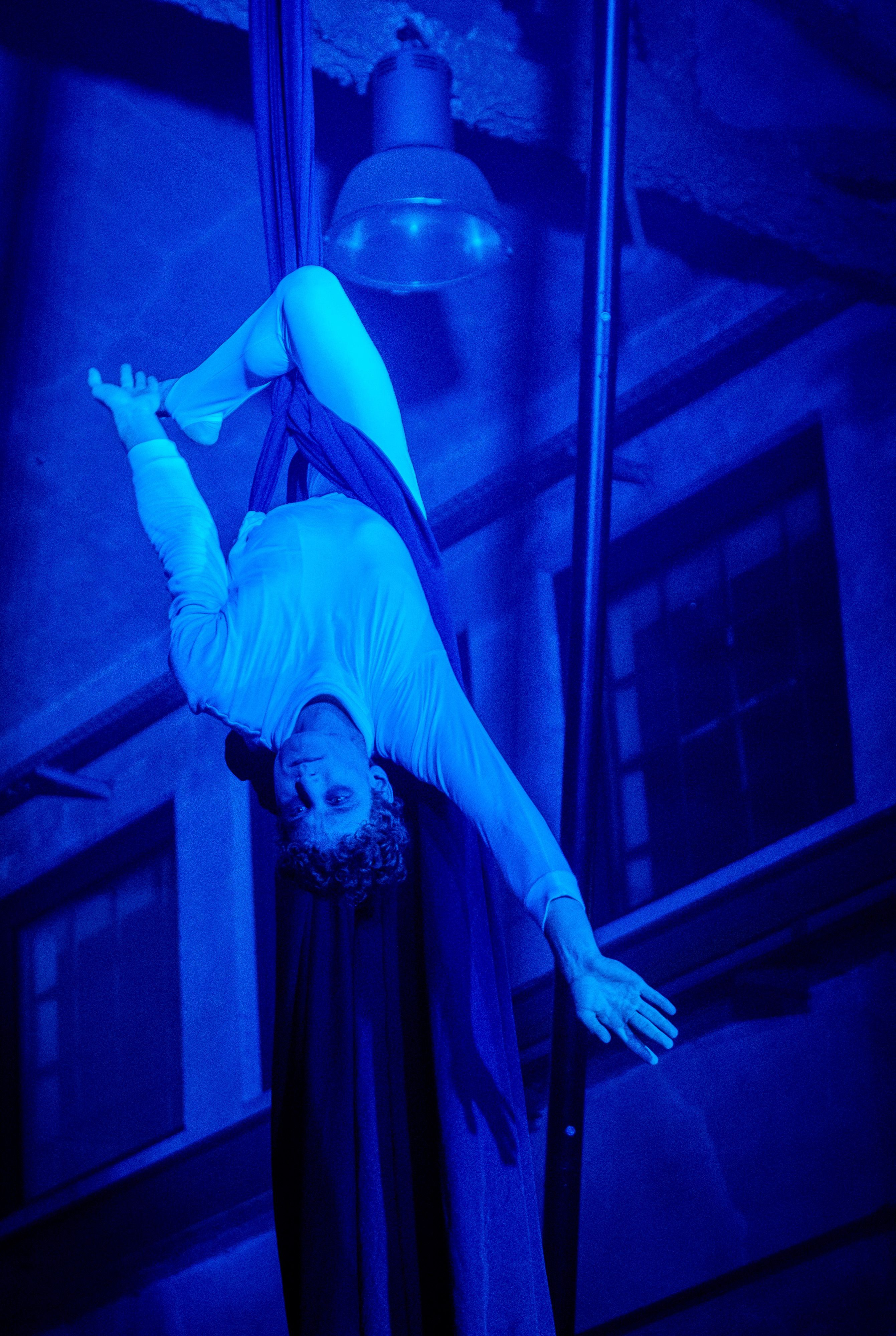 Ein Luftakrobat am Vertikaltuch