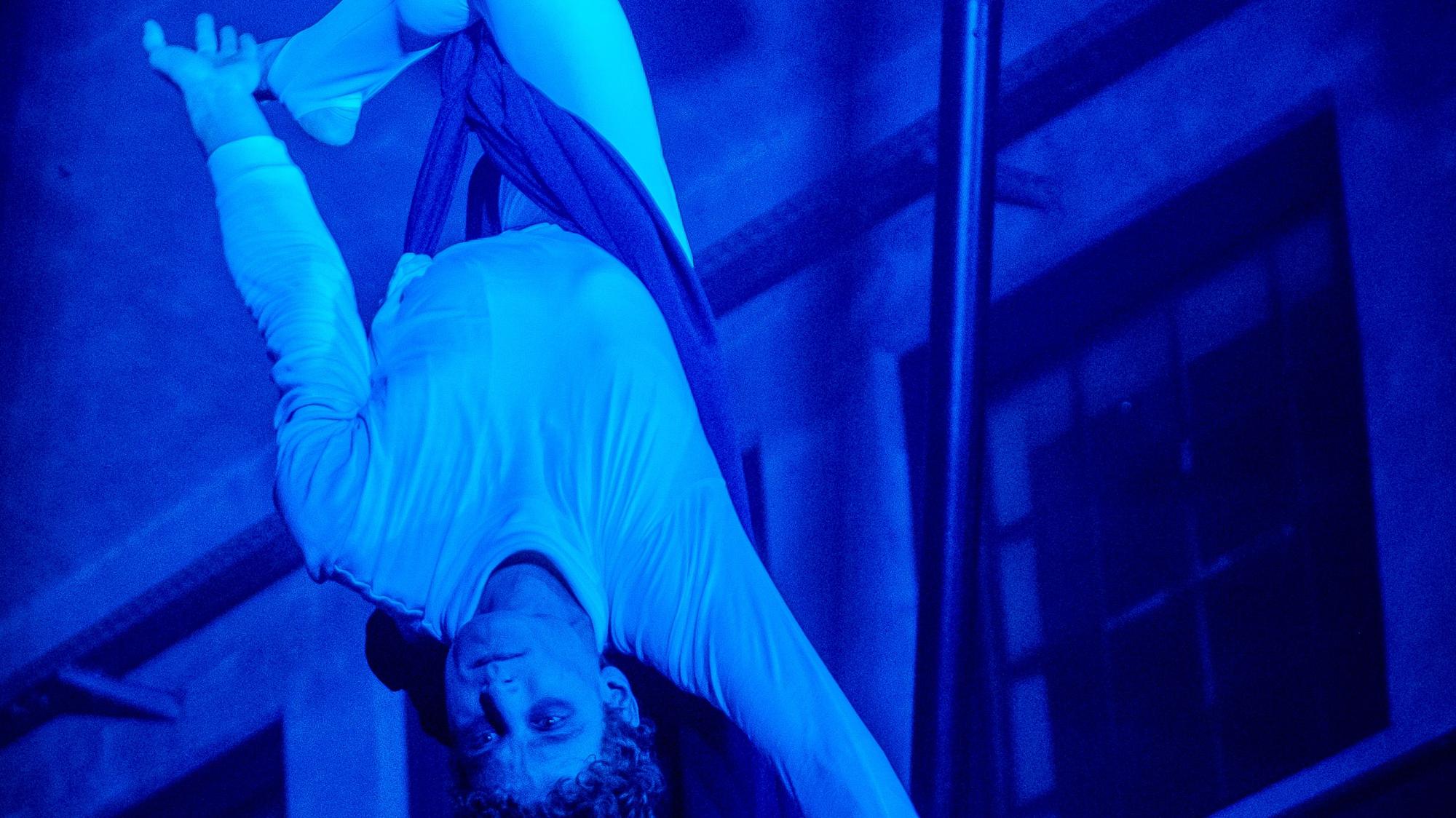 Ein Luftakrobat am Vertikaltuch