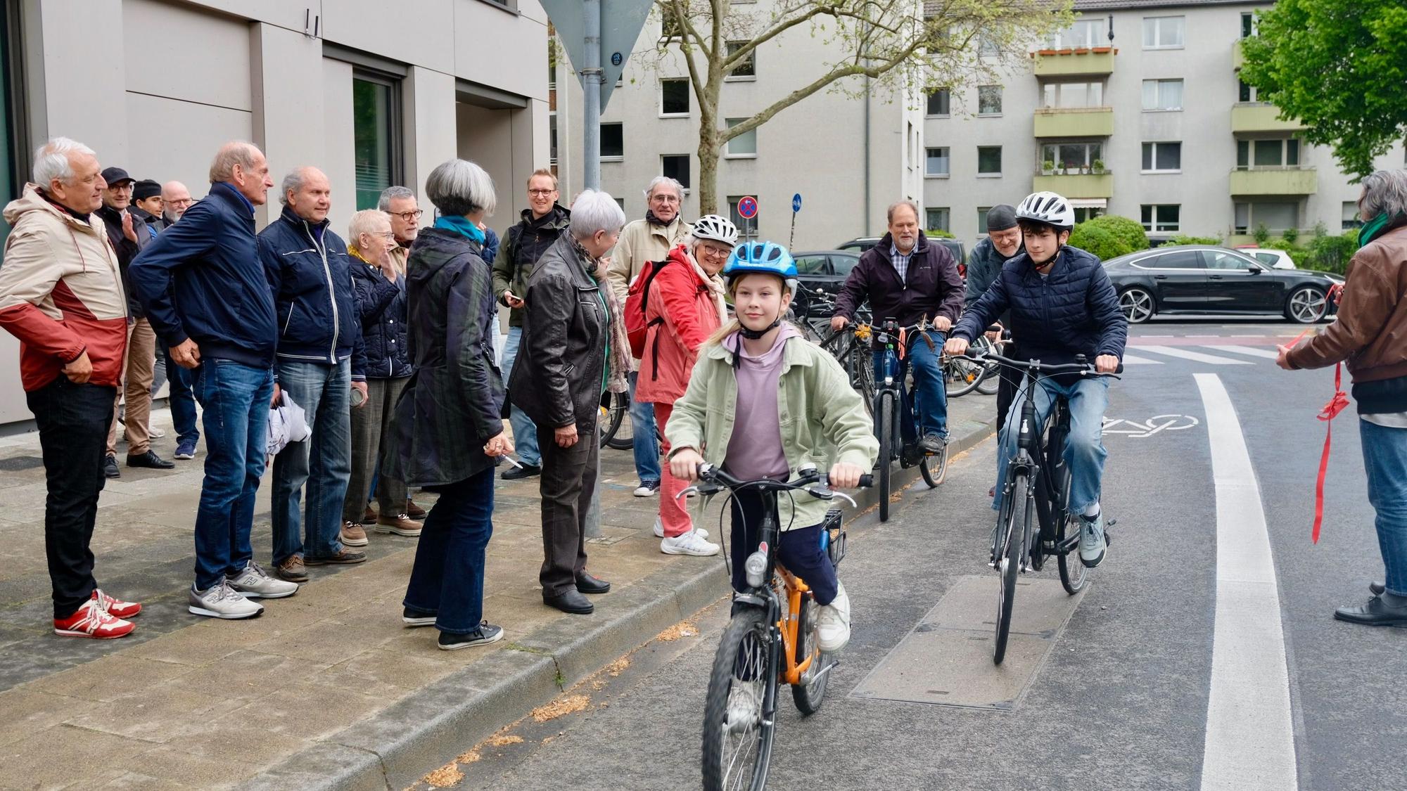Nachdem das rote Band durchtrennt war, starteten Radler und Radlerinnen auf den frisch markierten Radschutzstreifen.
