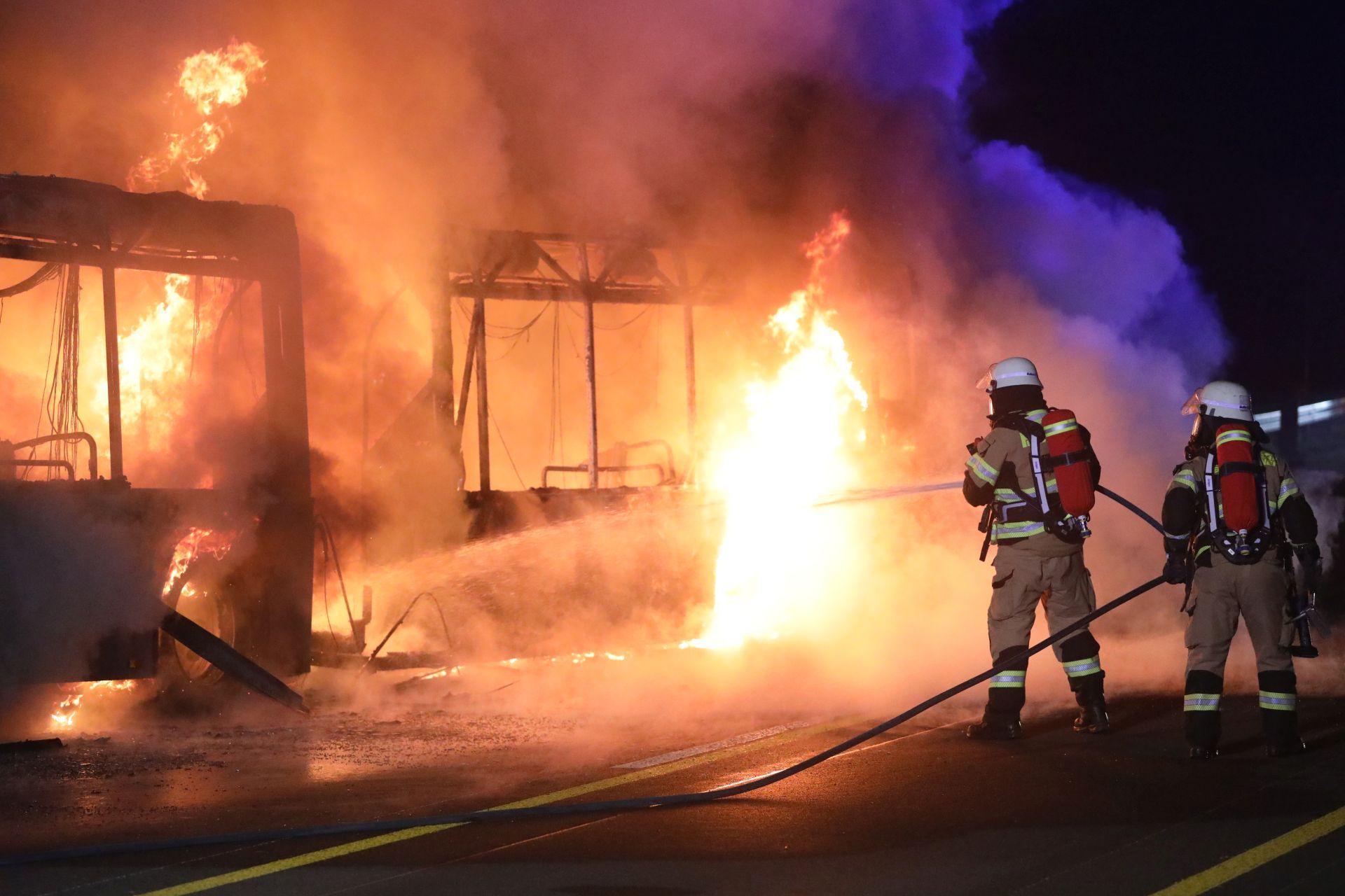 Auf der A3 zwischen Bad Honnef Linz und Siebengebirge ist in der Nacht zu Montag ein Bus in Flammen aufgegangen.