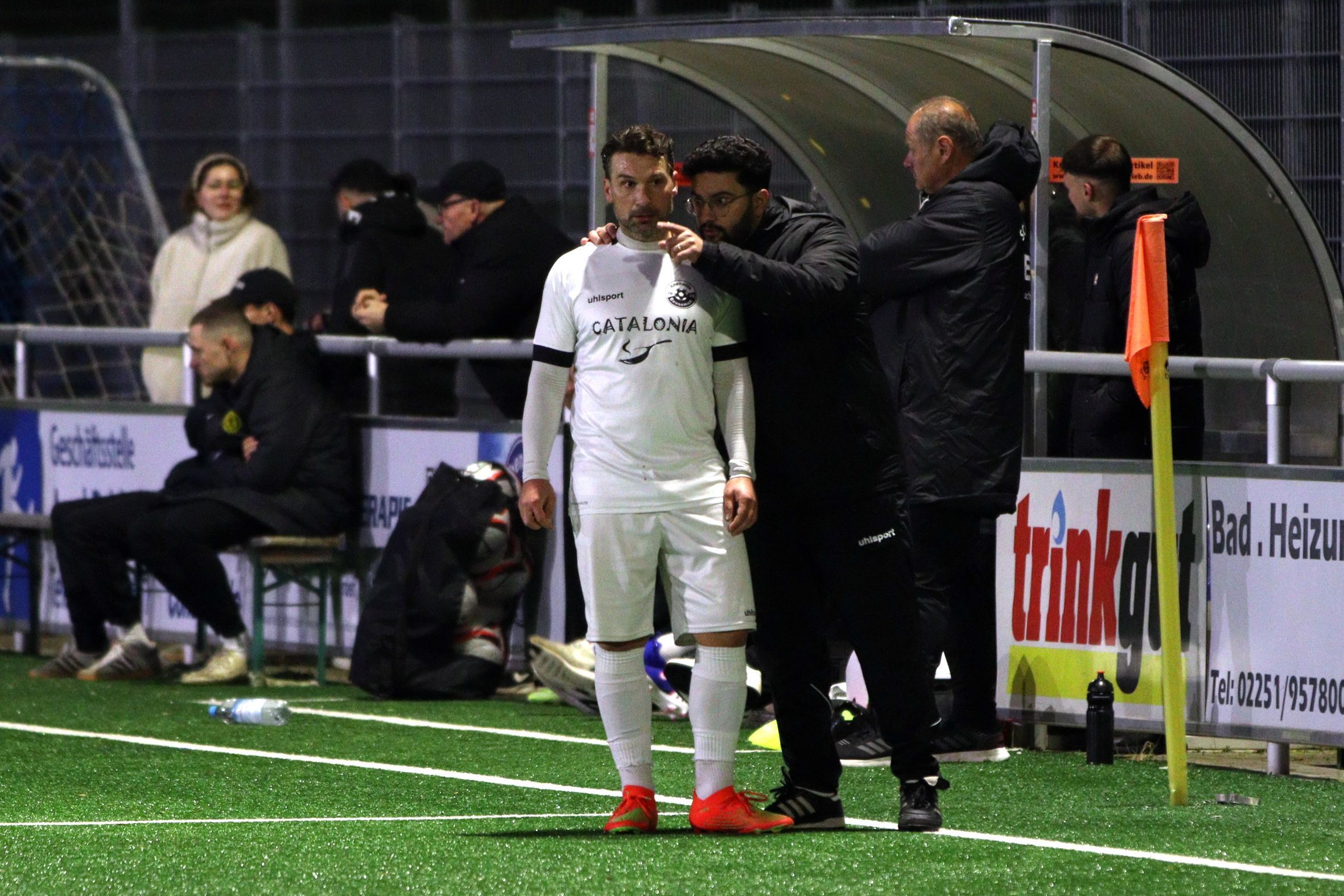 Das Bild zeigt Trainer Can Celik, der Athanasios Noutsos Anweisungen gibt.