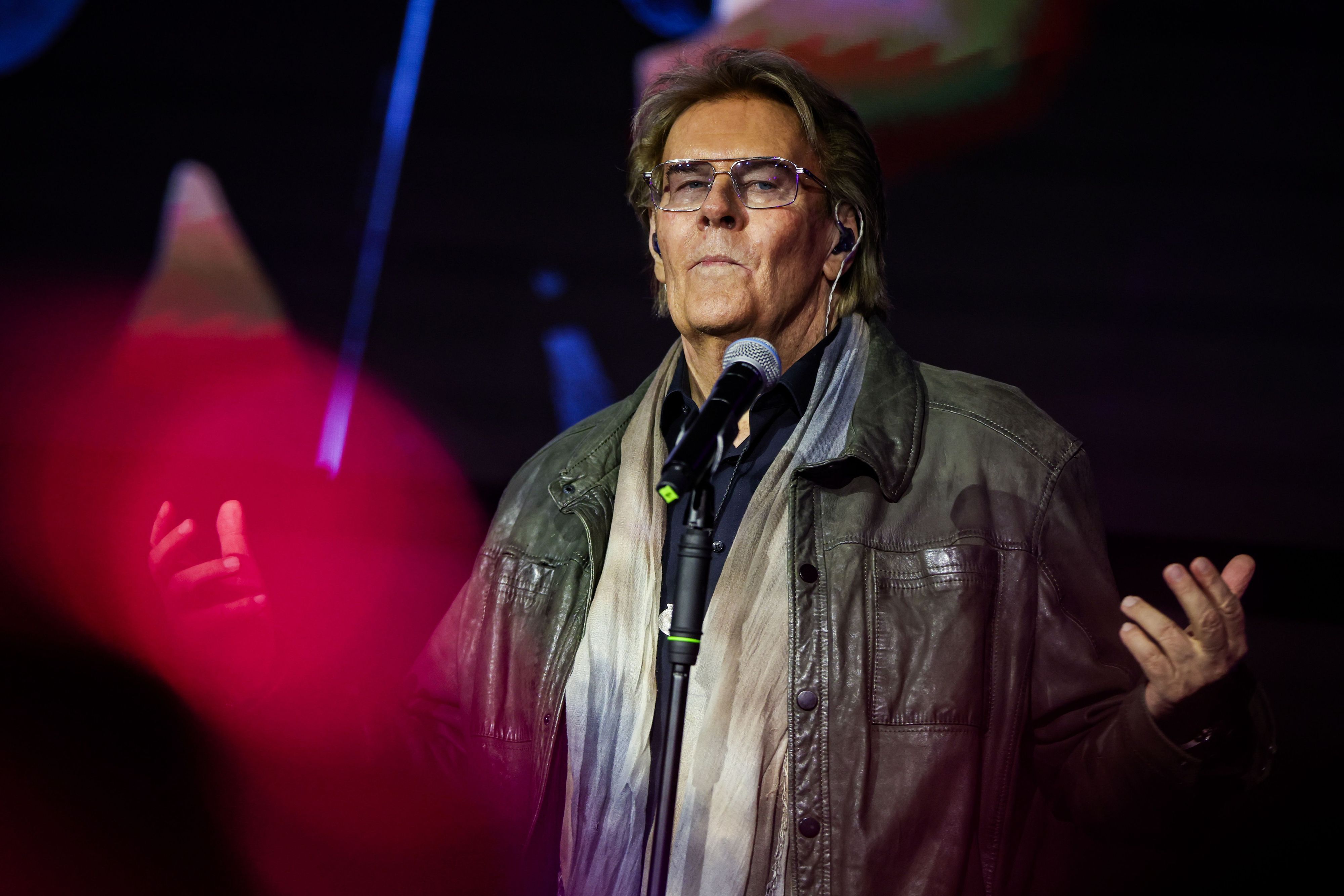 Howard Carpendale singt auf der Bühne.