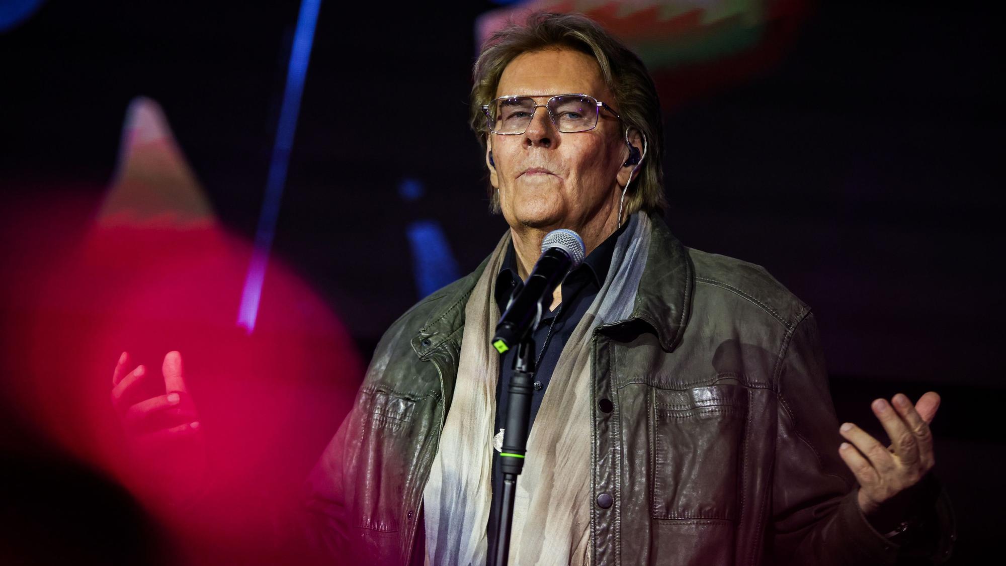 Howard Carpendale singt auf der Bühne.