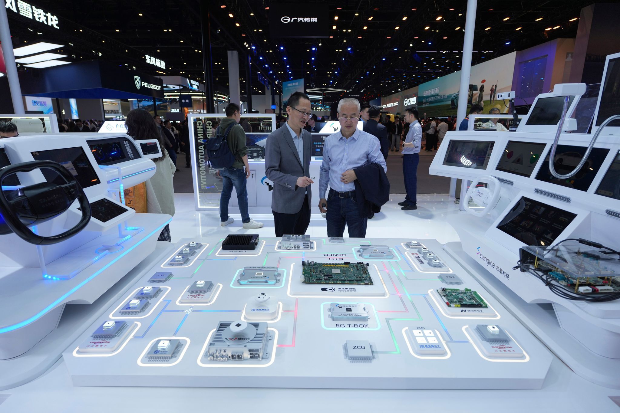 Auto-China-Besucher sehen sich chinesische Automobilchips an