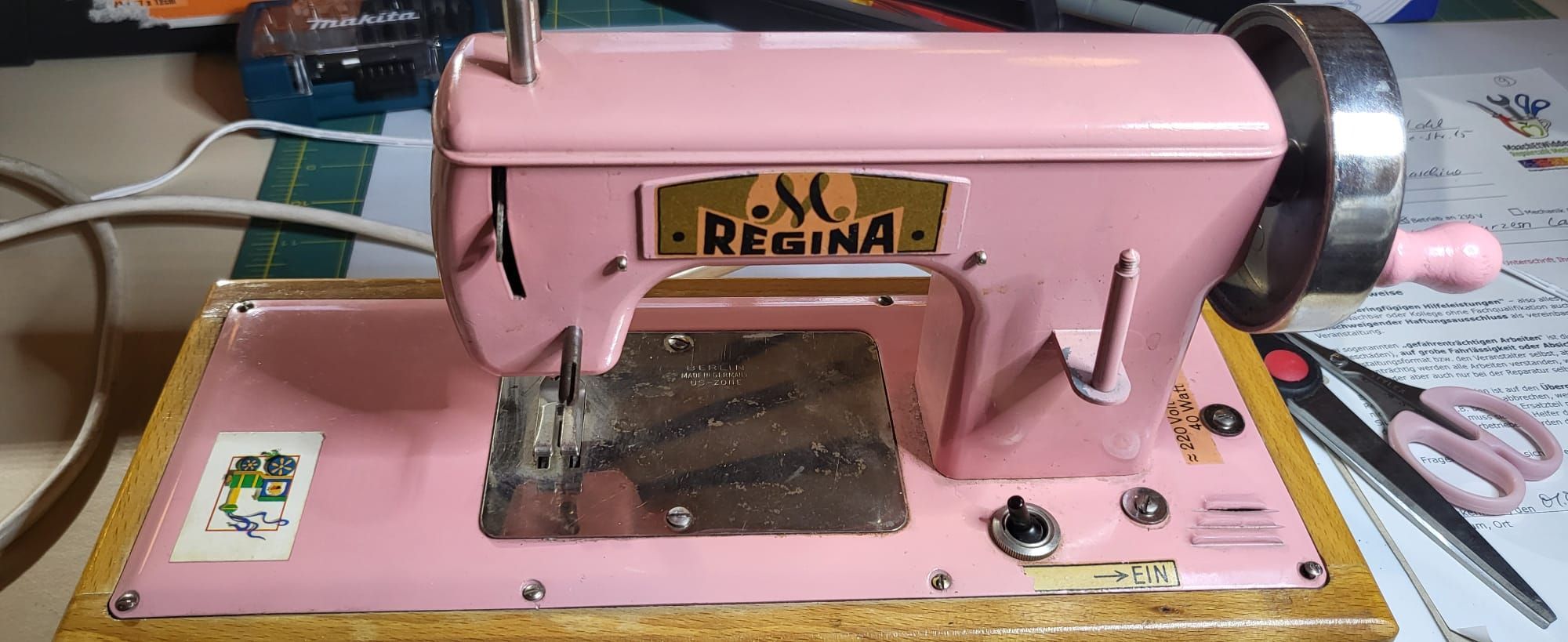 Besonderer Hingucker: Eine Kindernähmaschine, die repariert wurde.