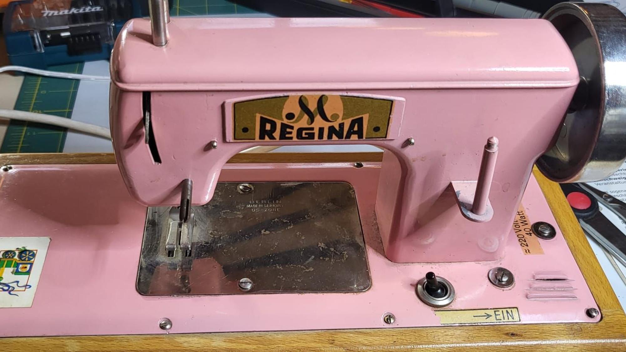 Besonderer Hingucker: Eine Kindernähmaschine, die repariert wurde.