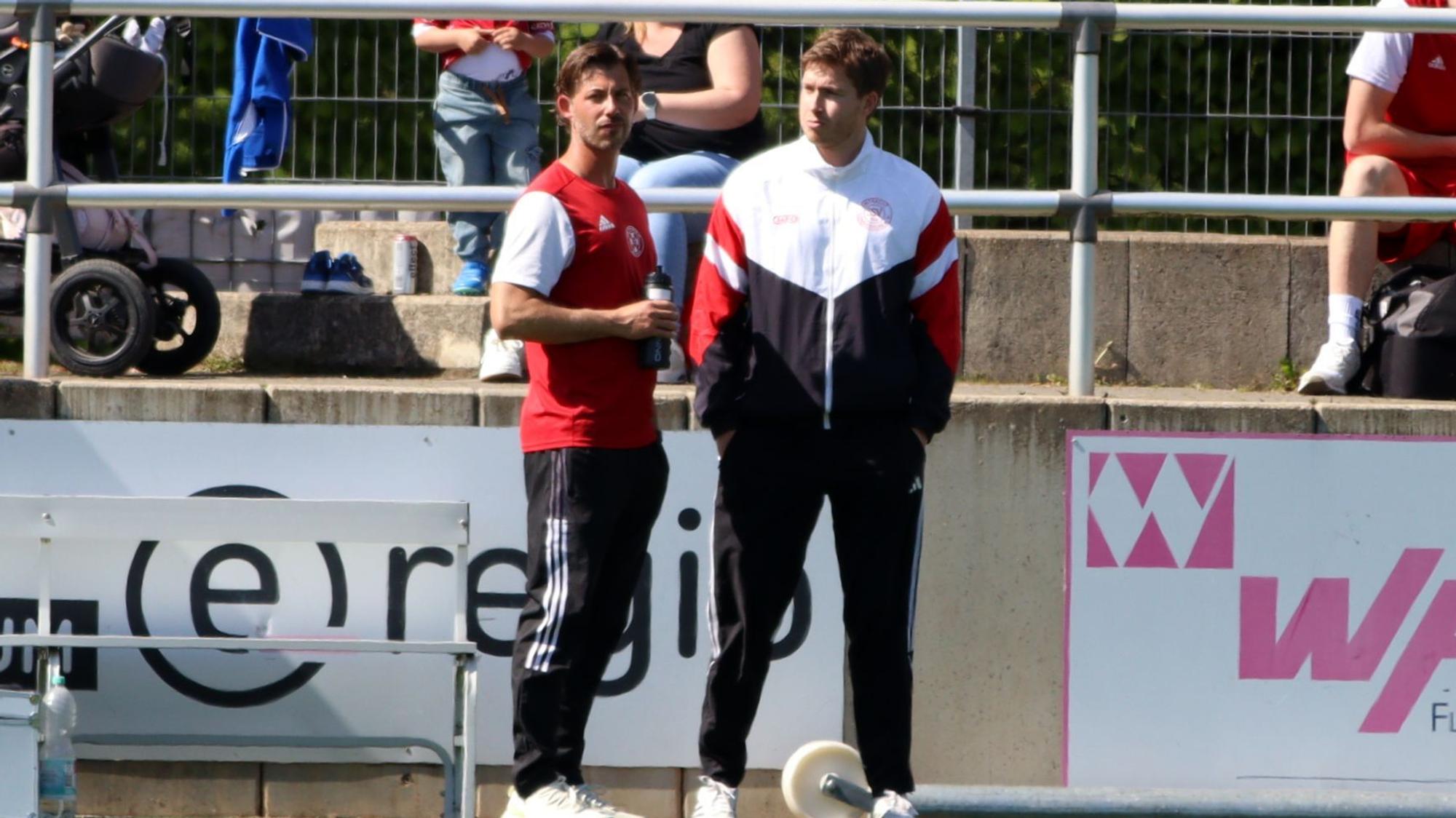 Das Bild zeigt die beiden Obengenannten am Spielfeldrand in Lommersum.
