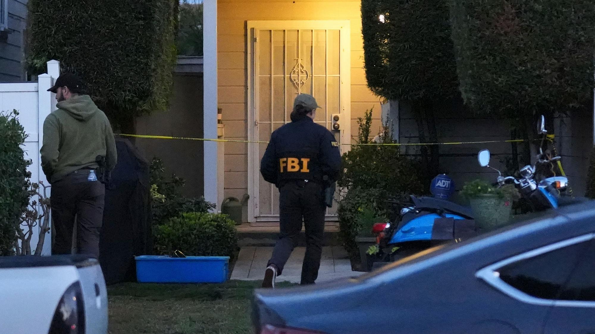 FBI-Agenten arbeiten an einer Adresse in Torrance, Kalifornien, die mit Cole Tomas Allen in Verbindung steht, der als der mutmaßliche Schütze beim White House Correspondents Dinner am Vorabend identifiziert wurde.