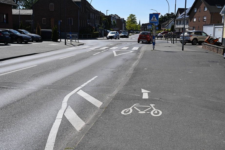 In Kerpen-Sindorf wird der Radweg an der Erftstraße kurz vor einem Zebrastreifen auf die Straße geführt.