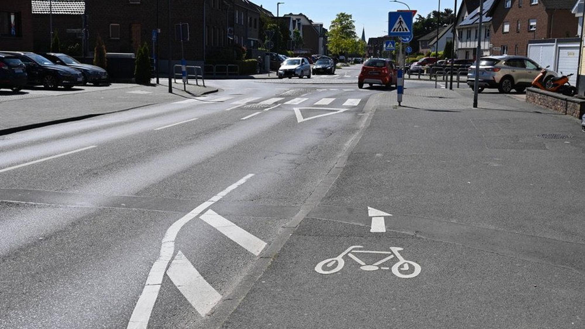 In Kerpen-Sindorf wird der Radweg an der Erftstraße kurz vor einem Zebrastreifen auf die Straße geführt.