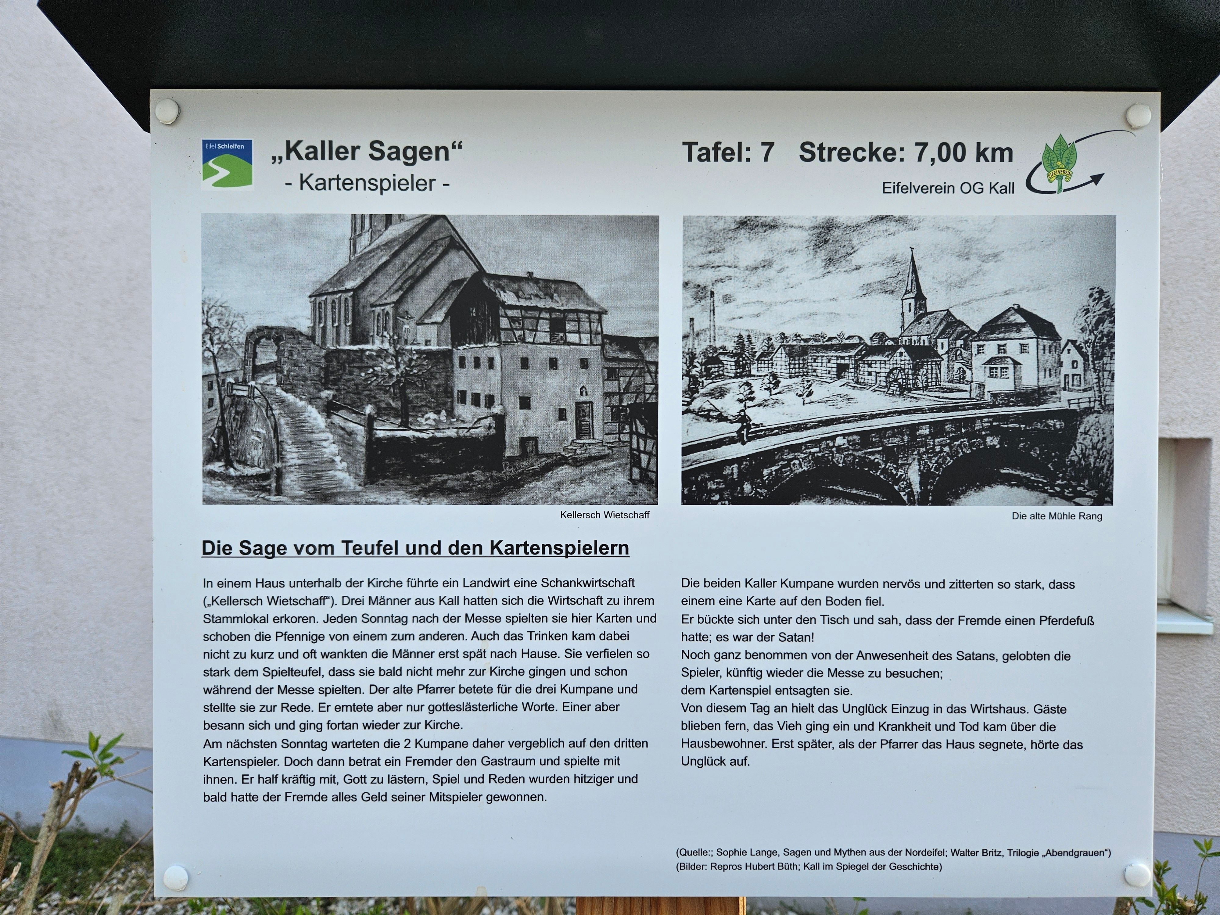 Blick auf die Tafel mit dem Text zur Sage und zwei Zeichnungen.