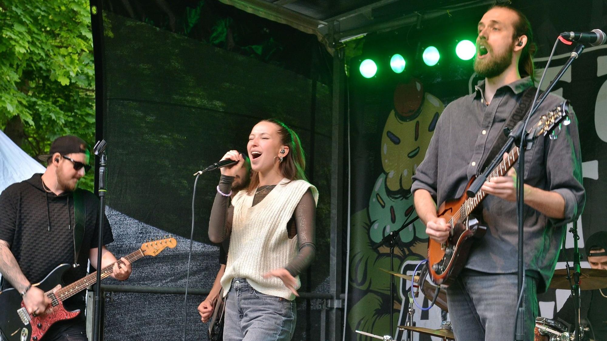 Das Bild zeigt die Band „Ice cream at the alligator park“ beim Konzert in der Auelsburg.