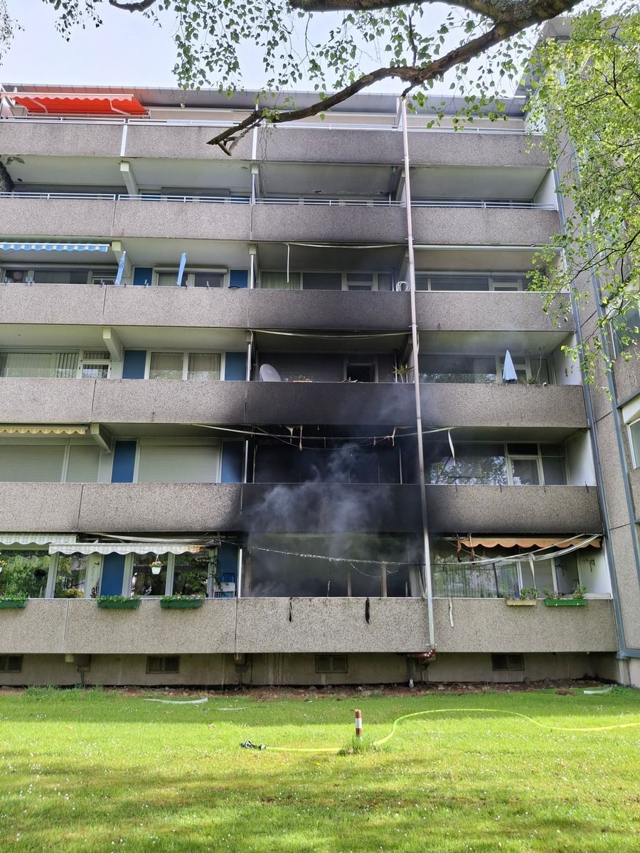 Wohnungsbrand in Bonn-Auerberg, Feuerwehr im Einsatz.