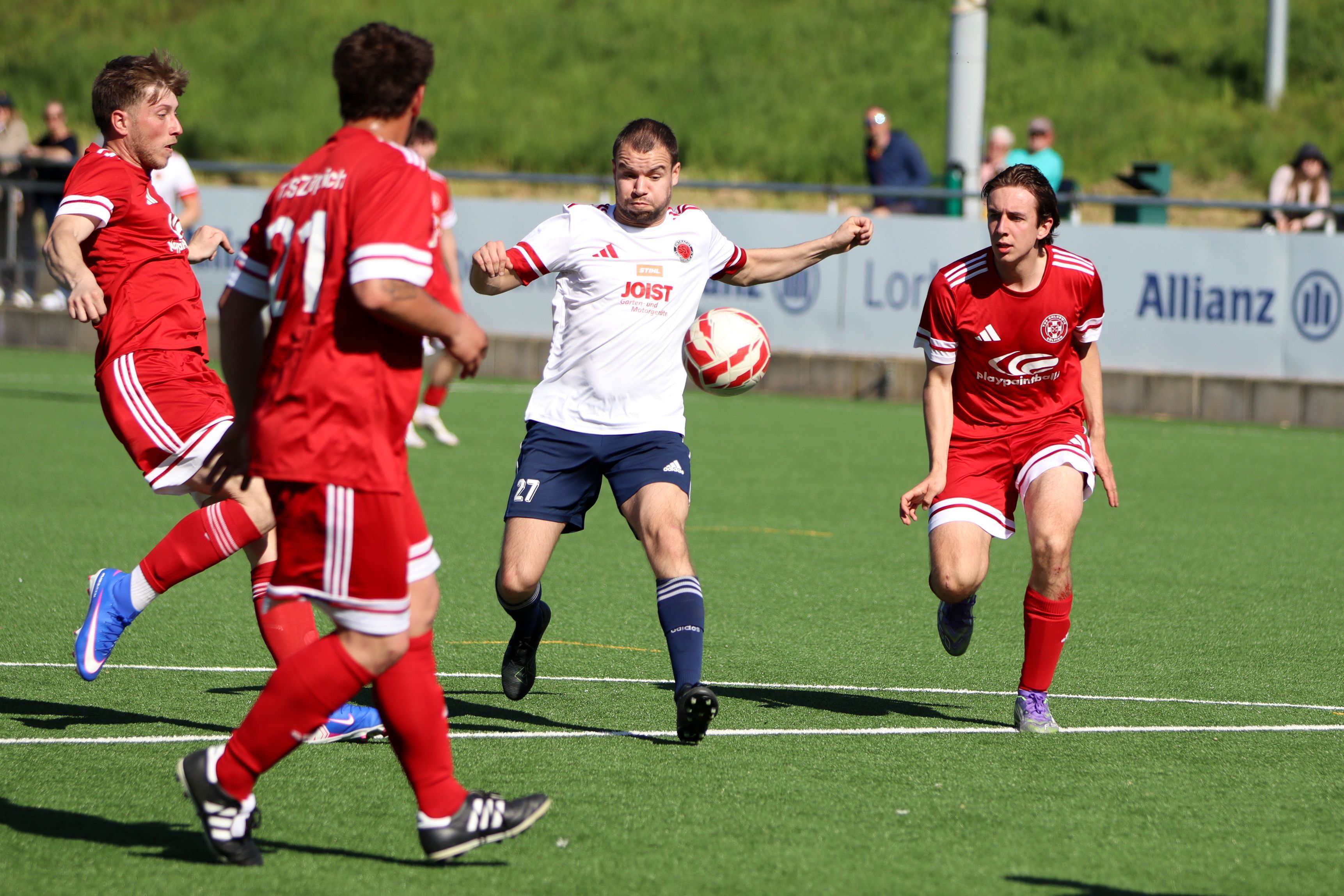 Das Bild zeigt den Offensivspieler, der gleich von zwei Zülpicher attackiert wird.