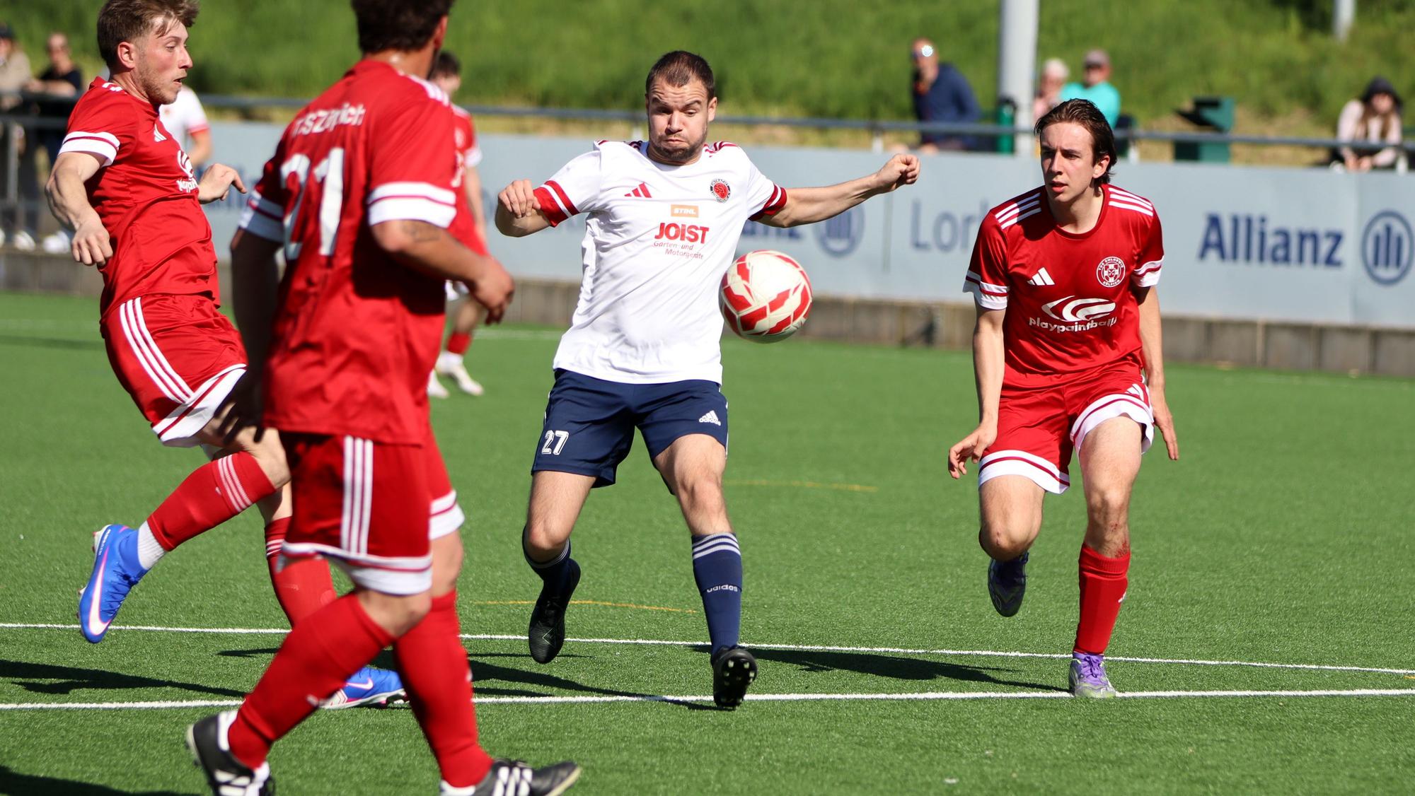 Das Bild zeigt den Offensivspieler, der gleich von zwei Zülpicher attackiert wird.
