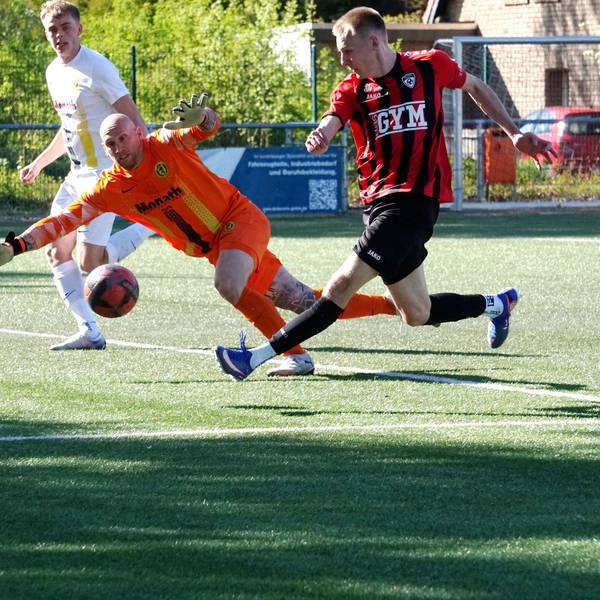 Das Bild zeigt den Moment des Siegtreffers in der Nachspielzeit für die JSG Erft Euskirchen.