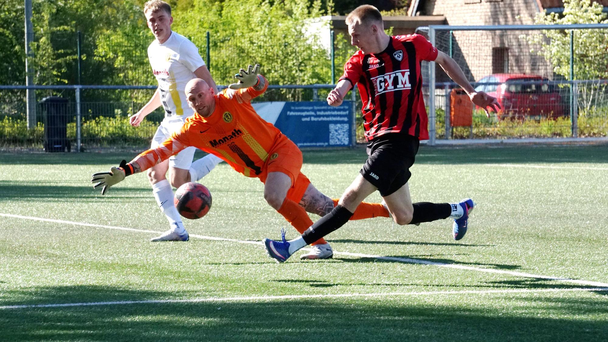 Das Bild zeigt den Moment des Siegtreffers in der Nachspielzeit für die JSG Erft Euskirchen.