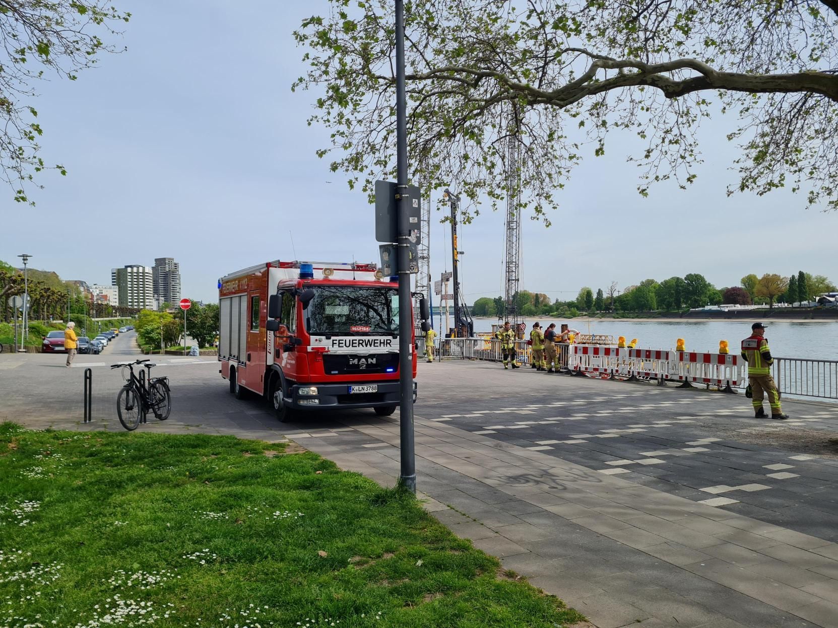 Einsatzkräfte der Kölner Feuerwehr suchen am Montag (27. April 2026) den Rhein nach einer Person ab.