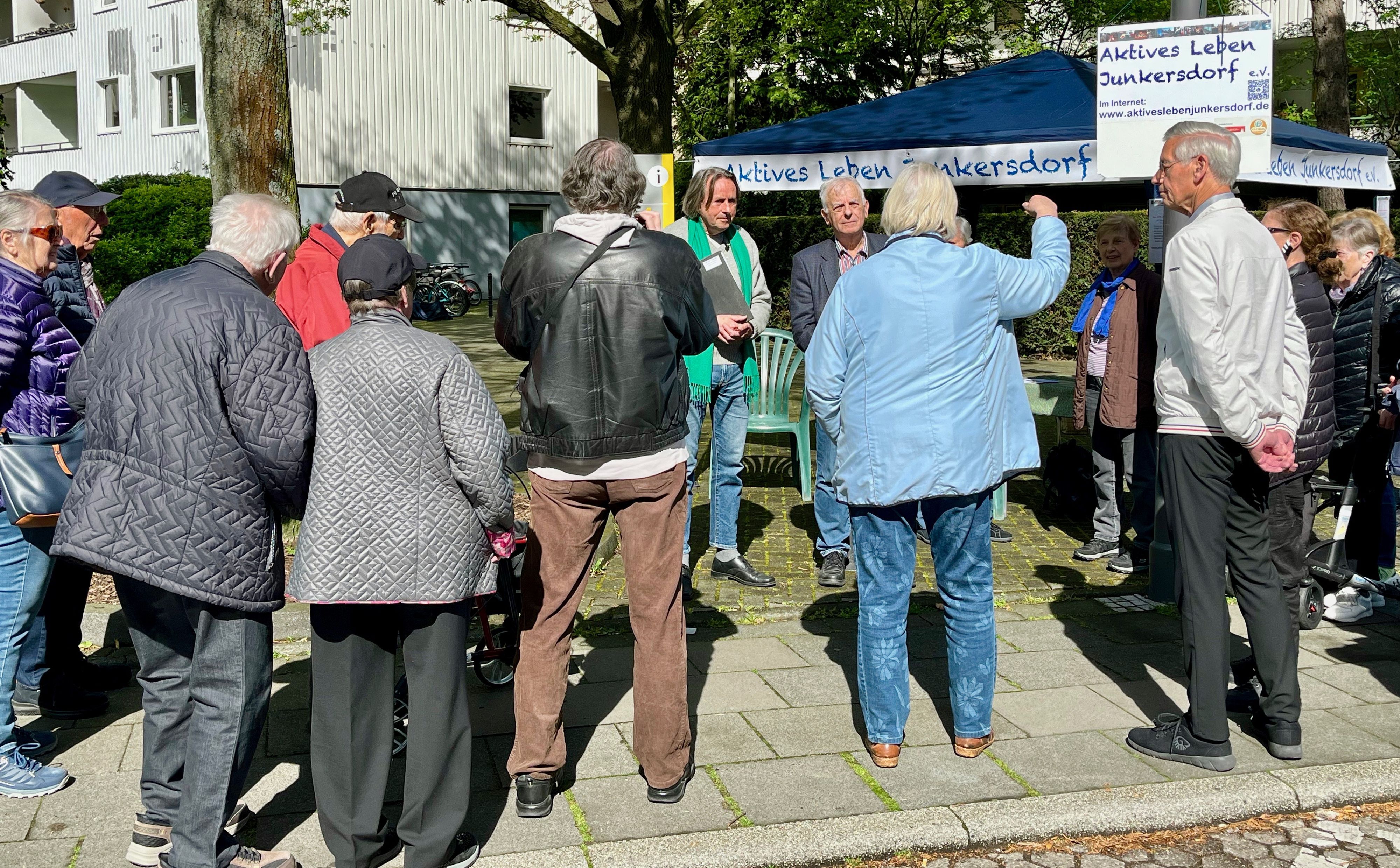 Zahlreiche Nachbarn und Nachbarinnen sind gekommen, um mit Bezirksbürgermeister Roland Schüler über die fehlenden Unterstände zu diskutieren.