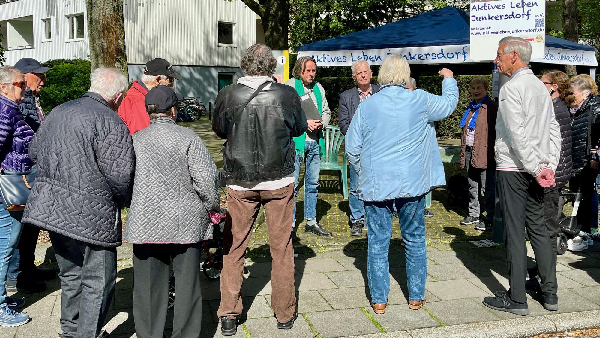 Zahlreiche Nachbarn und Nachbarinnen sind gekommen, um mit Bezirksbürgermeister Roland Schüler über die fehlenden Unterstände zu diskutieren.