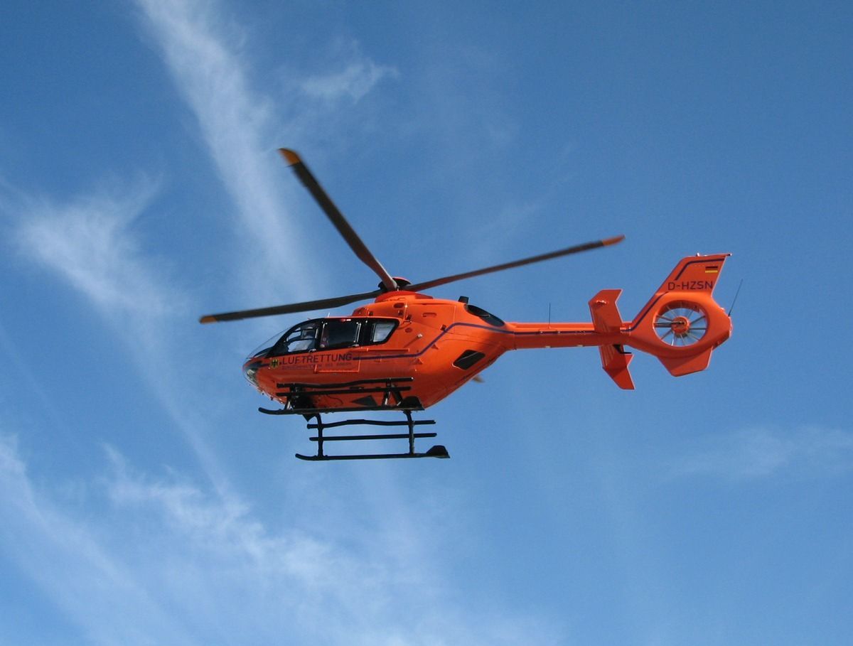 Ein Rettungshubschrauber im Einsatz nach einem schweren Unfall.