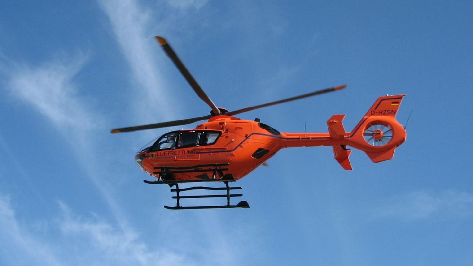 Ein Rettungshubschrauber im Einsatz nach einem schweren Unfall.