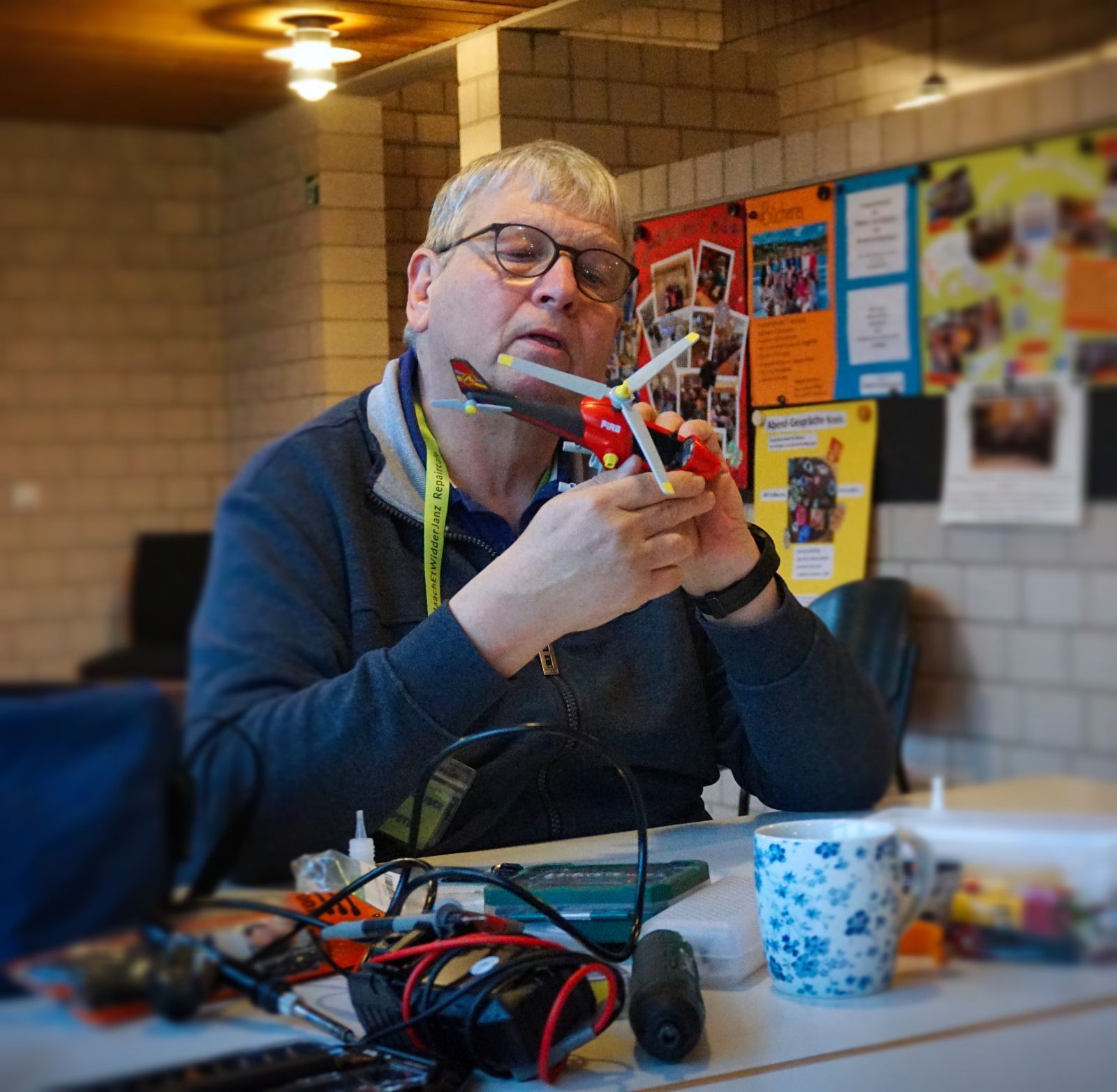 Der Thermomix von 1961, Helfer Peter Smigielski mit einem defekten Kinderspielzeug, einem Hubschrauber.