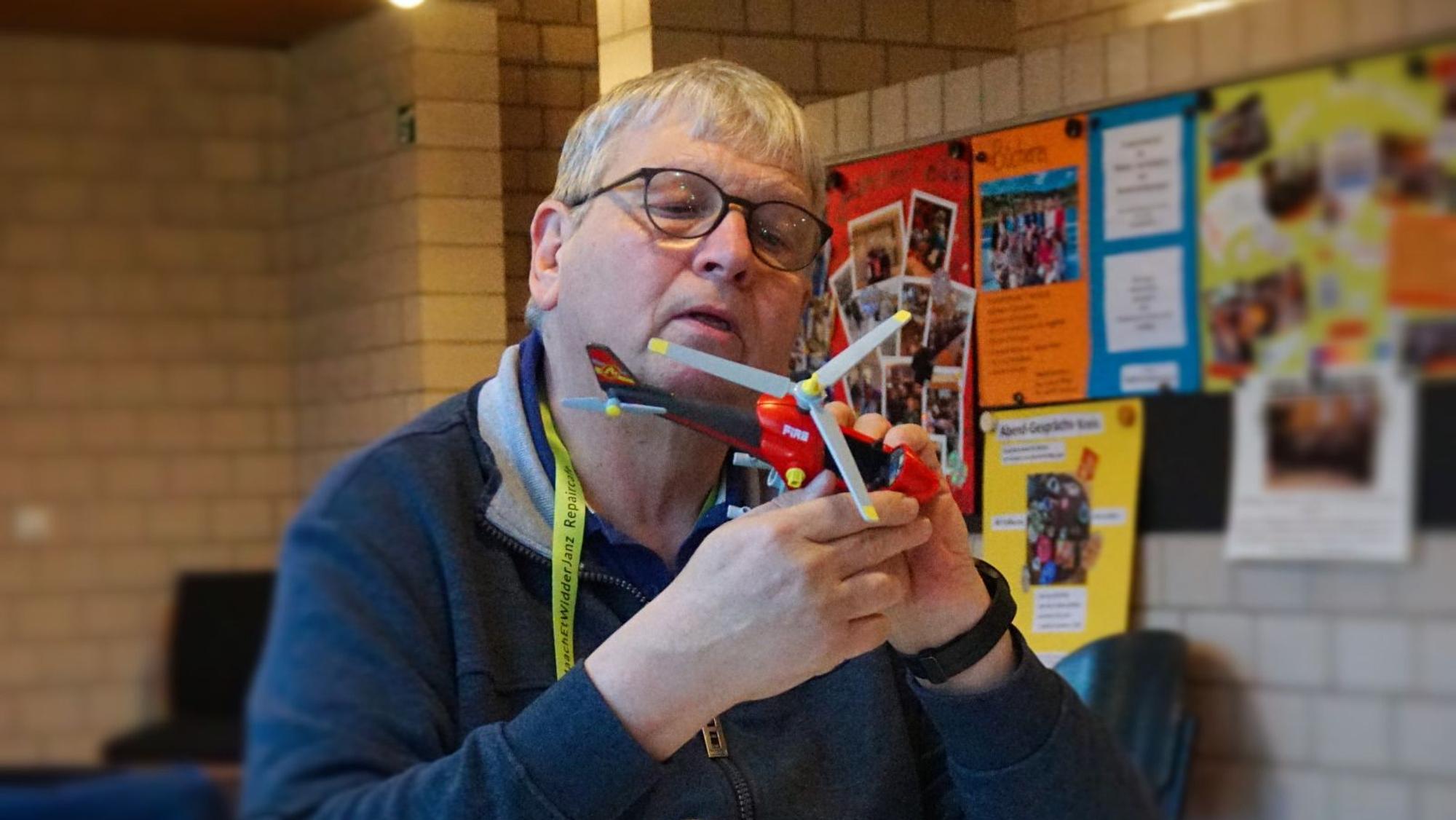 Der Thermomix von 1961, Helfer Peter Smigielski mit einem defekten Kinderspielzeug, einem Hubschrauber.