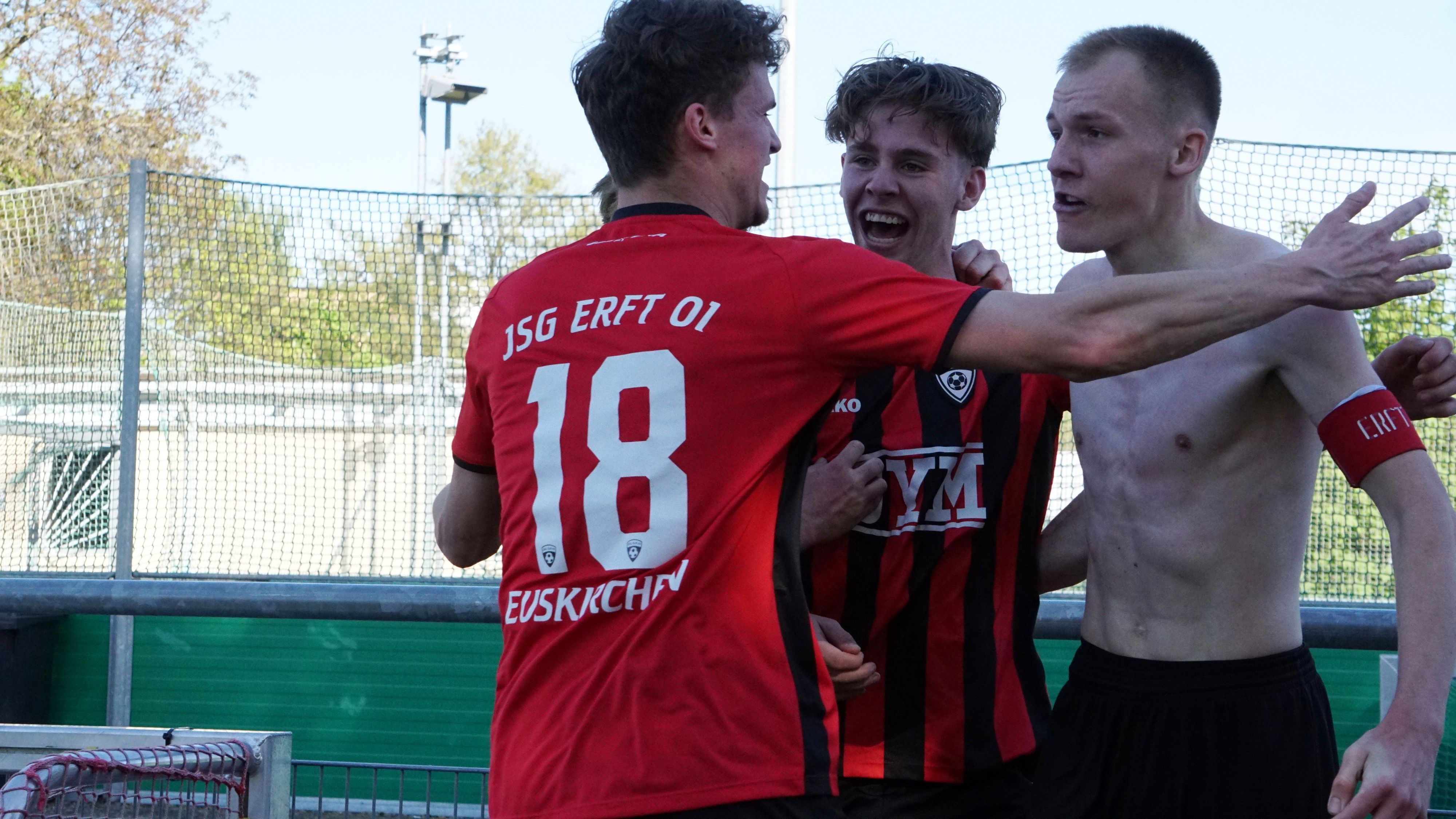 Das Bild zeigt die drei Obengenannten nach dem Siegtreffer in der Schlusssekunde.