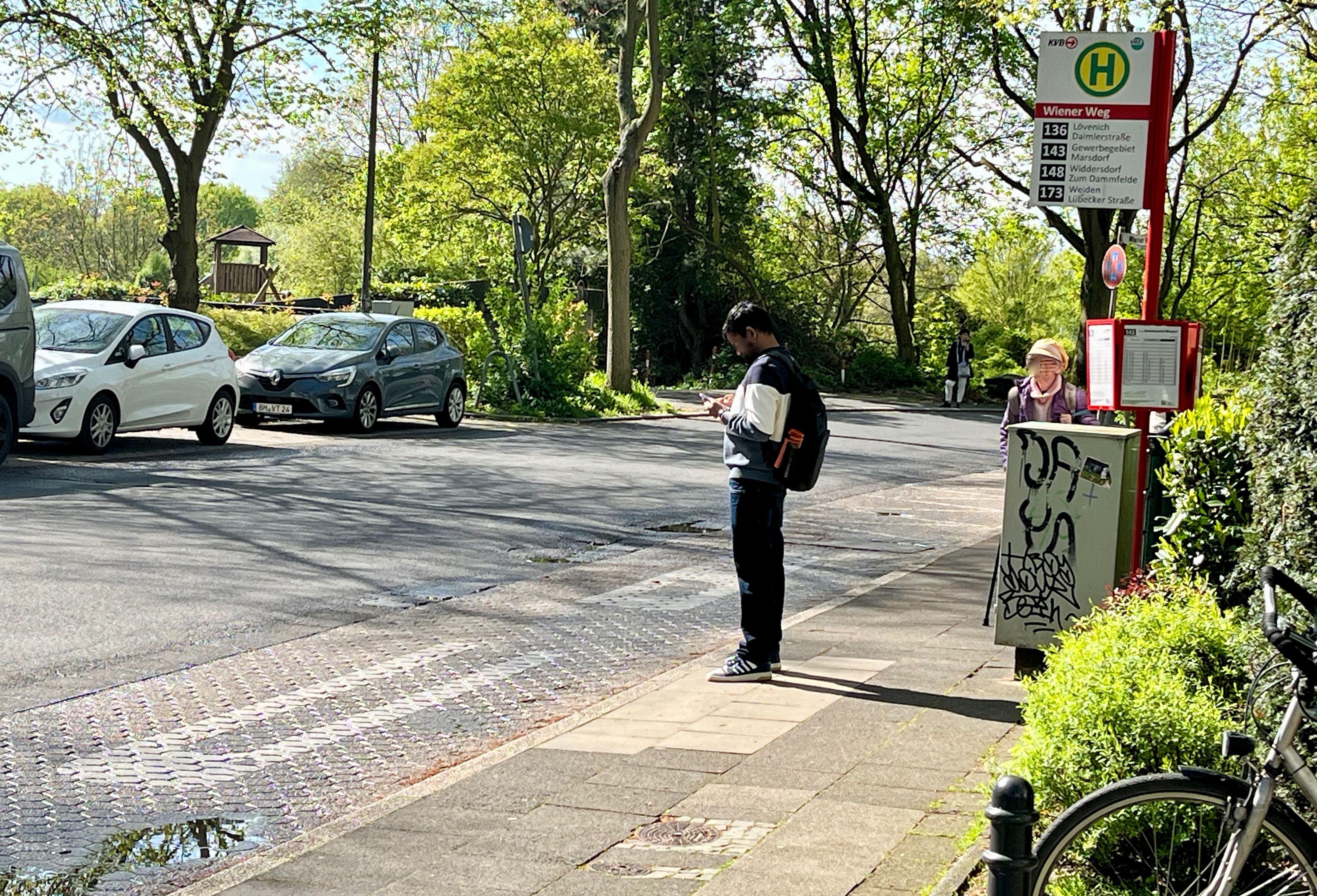 Die Haltestelle „Wiener Weg“ besteht aus einer Busbucht und einem Halteschild auf dem Gehweg.