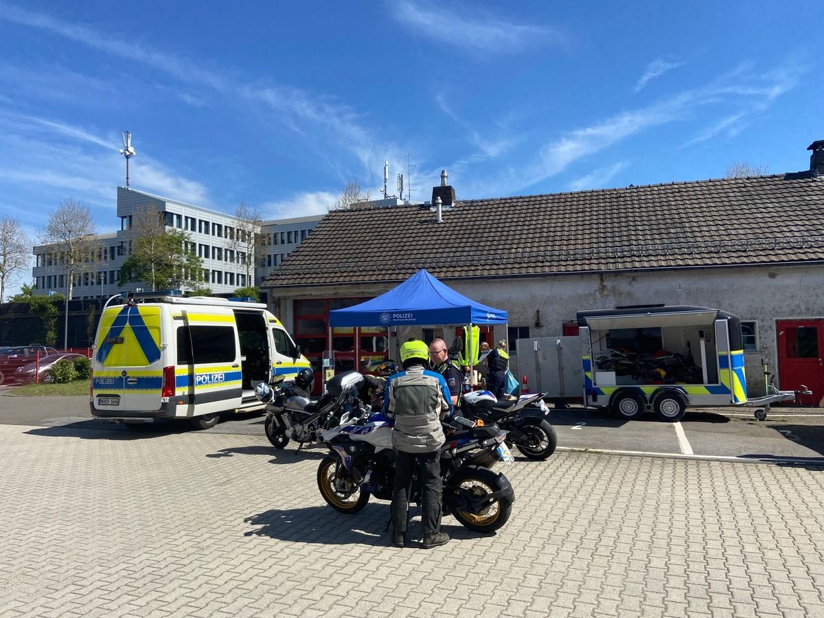 Polizeikontrolle 'Kaffee und Knöllchen' in Wermelskirchen für Motorradfahrer.