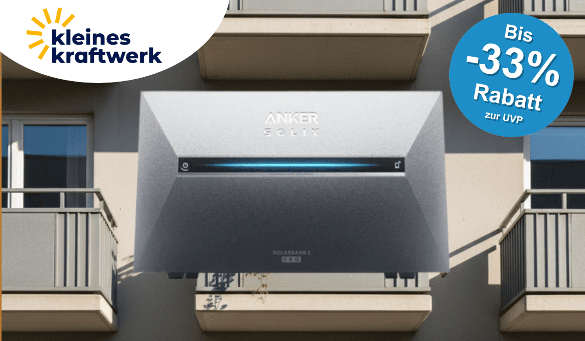 Auf dem Bild ust im Hintergrund ein Haus mit Balkonen zu sehen und im Vordergrund die Anker Solarbank 3 pro im Fokus.