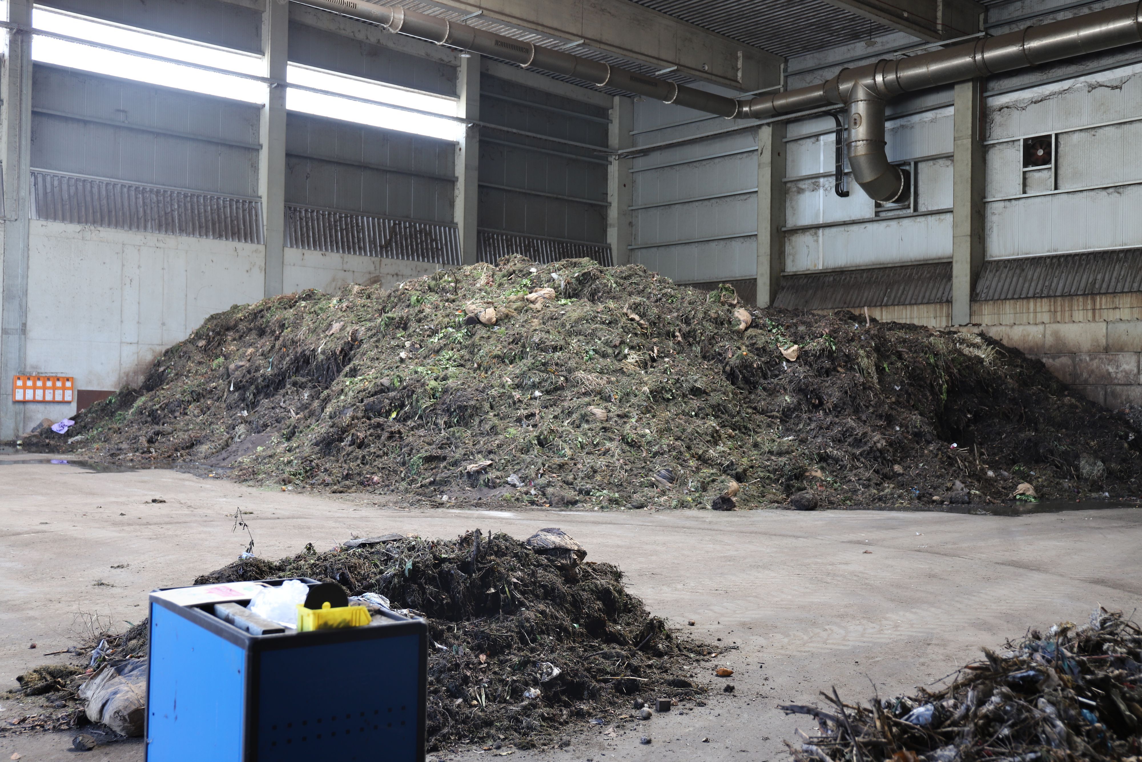 Die Rhein-Sieg-Abfallwirtschaftsgesellschaft (RSAG) hatte zum Tag der offenen Tür in das Kompostierwerk in Sankt Augustin-Niederpleis eingeladen. Der angelieferte Grünabfall wird in einer großen Halle aufgeschichtet.