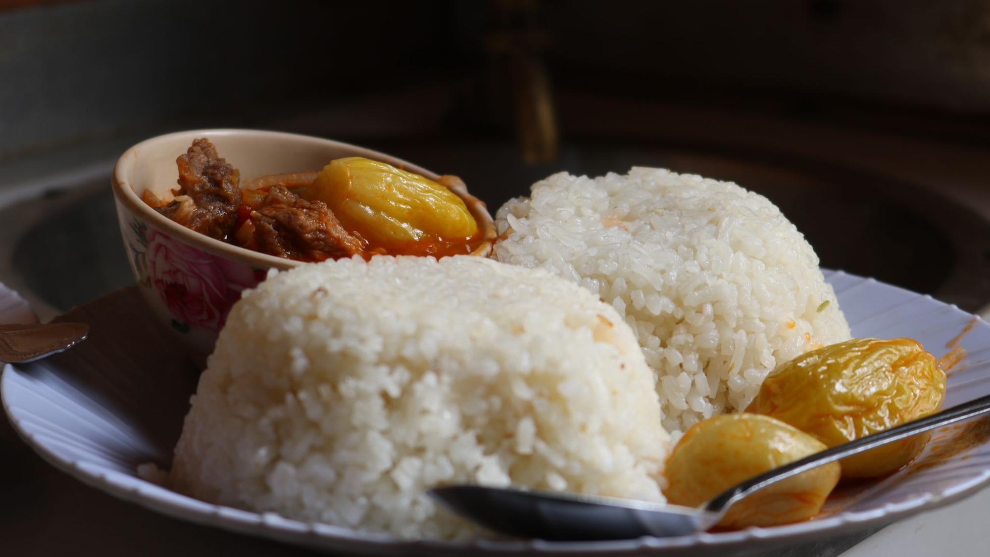 Reis mit Fleisch und Gemüse.