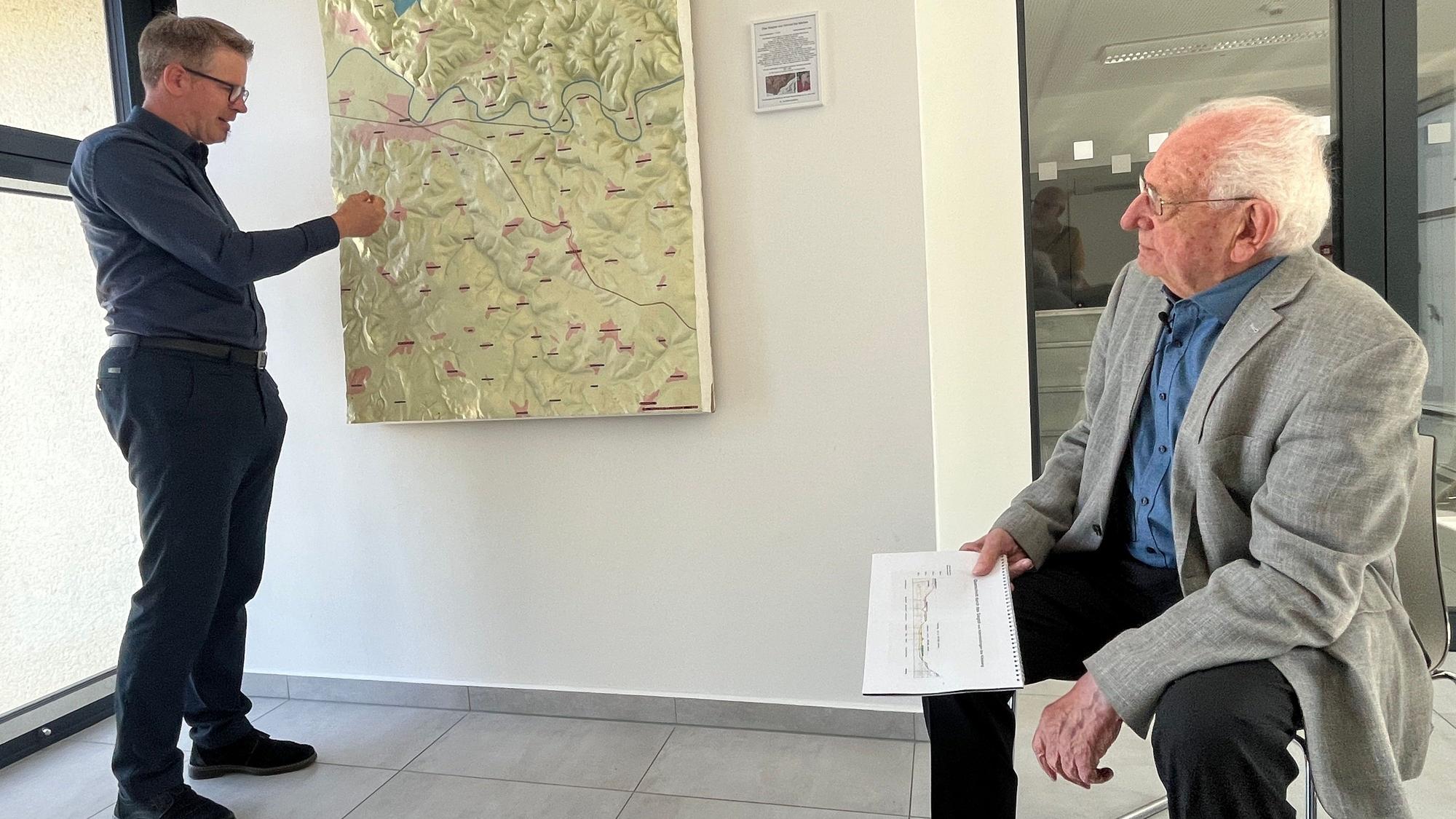 Der Chef der Stadtbetriebe Hennef, Professor Dr. Volker Erbe, freute sich über das Geschenk von Dr. Jan Müller-Goldkuhle.