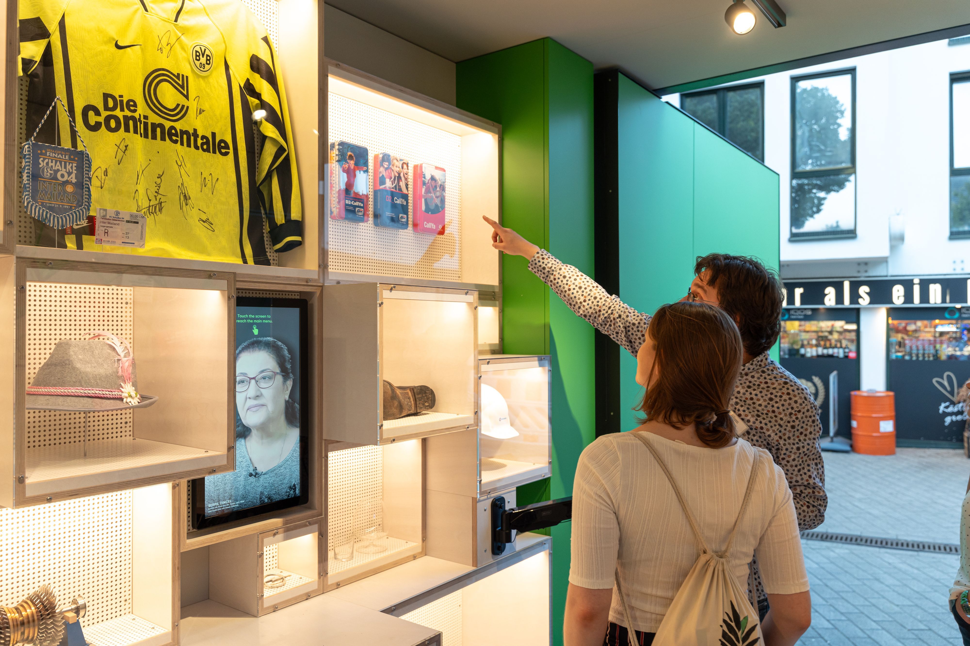 Im Container der Aktion „MuseumMobil“ werden ausgewählte Objekte gezeigt, die Geschichte und Geschichten aus NordrheinWestfalen erzählen.