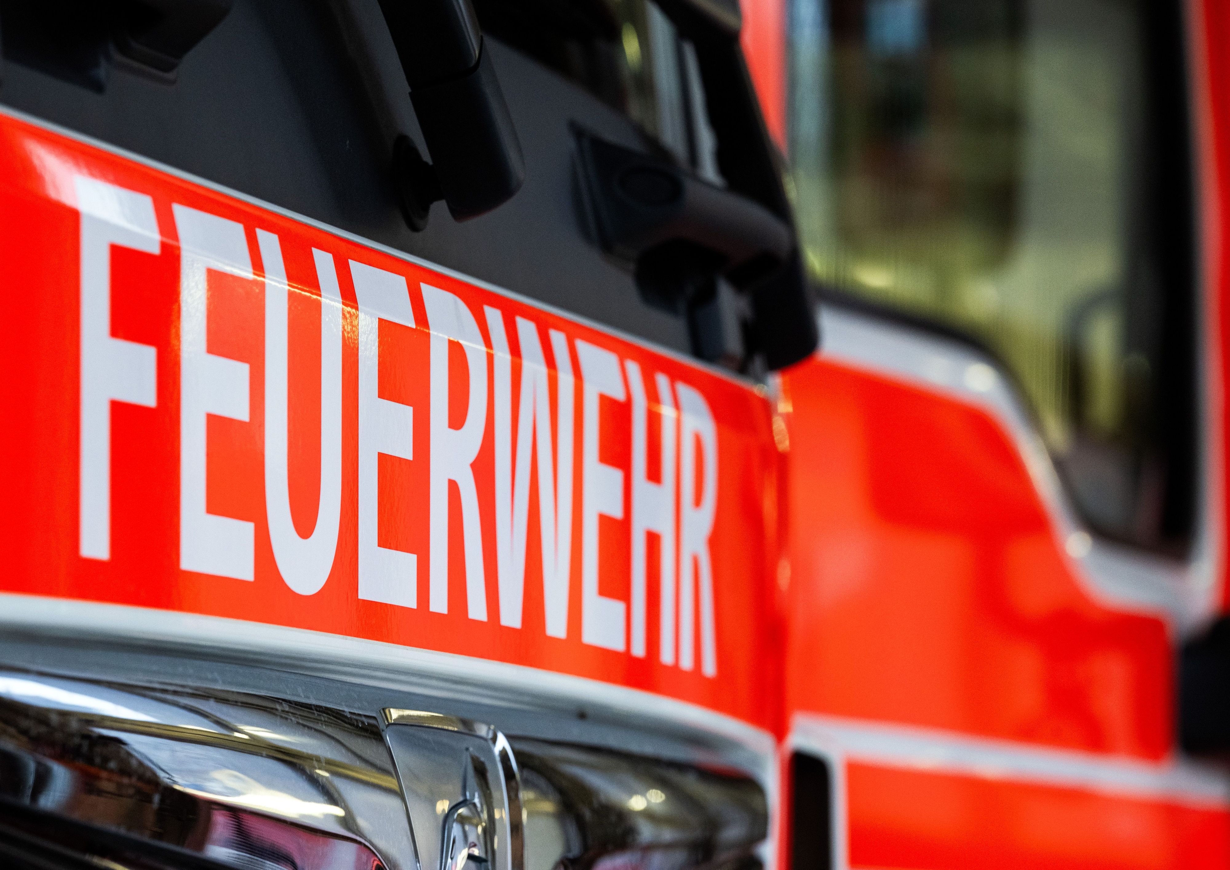 ARCHIV - 30.12.2024, Berlin: Ein Einsatzfahrzeug mit der Aufschrift «Feuerwehr». (Symbolbild) (zu dpa: «Hoher Sachschaden bei Garagenbrand im Landkreis Bad Dürkheim») Foto: Soeren Stache/dpa +++ dpa-Bildfunk +++