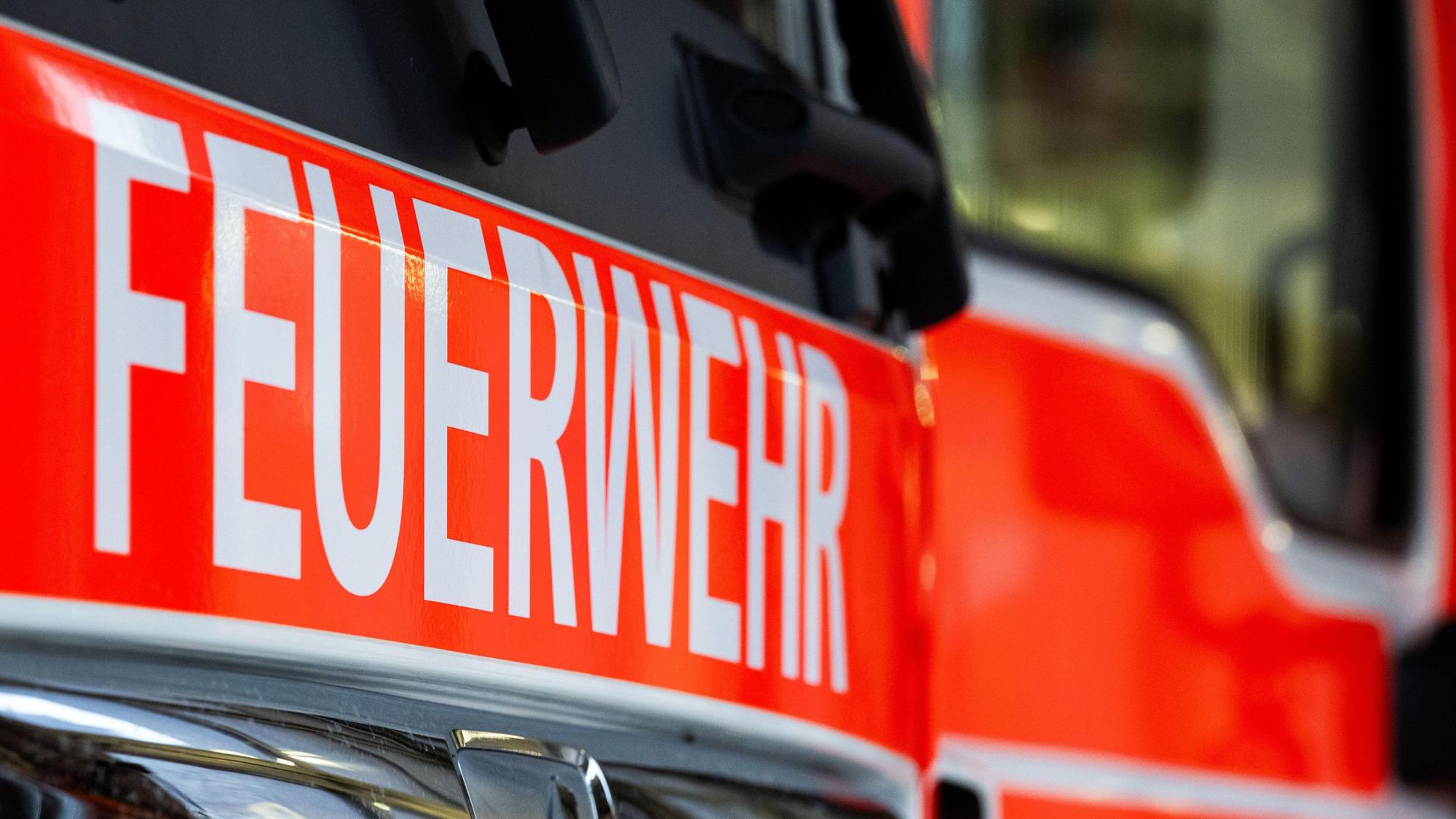 ARCHIV - 30.12.2024, Berlin: Ein Einsatzfahrzeug mit der Aufschrift «Feuerwehr». (Symbolbild) (zu dpa: «Hoher Sachschaden bei Garagenbrand im Landkreis Bad Dürkheim») Foto: Soeren Stache/dpa +++ dpa-Bildfunk +++