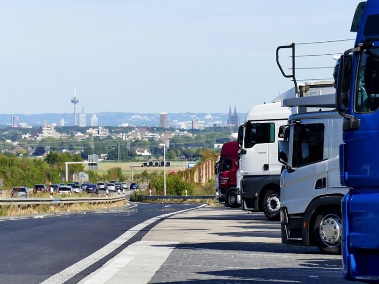 Auf der Rastanlage Frechen-Süd an der A4 begann die Verfolgungsjagd. In Frechen endete sie.