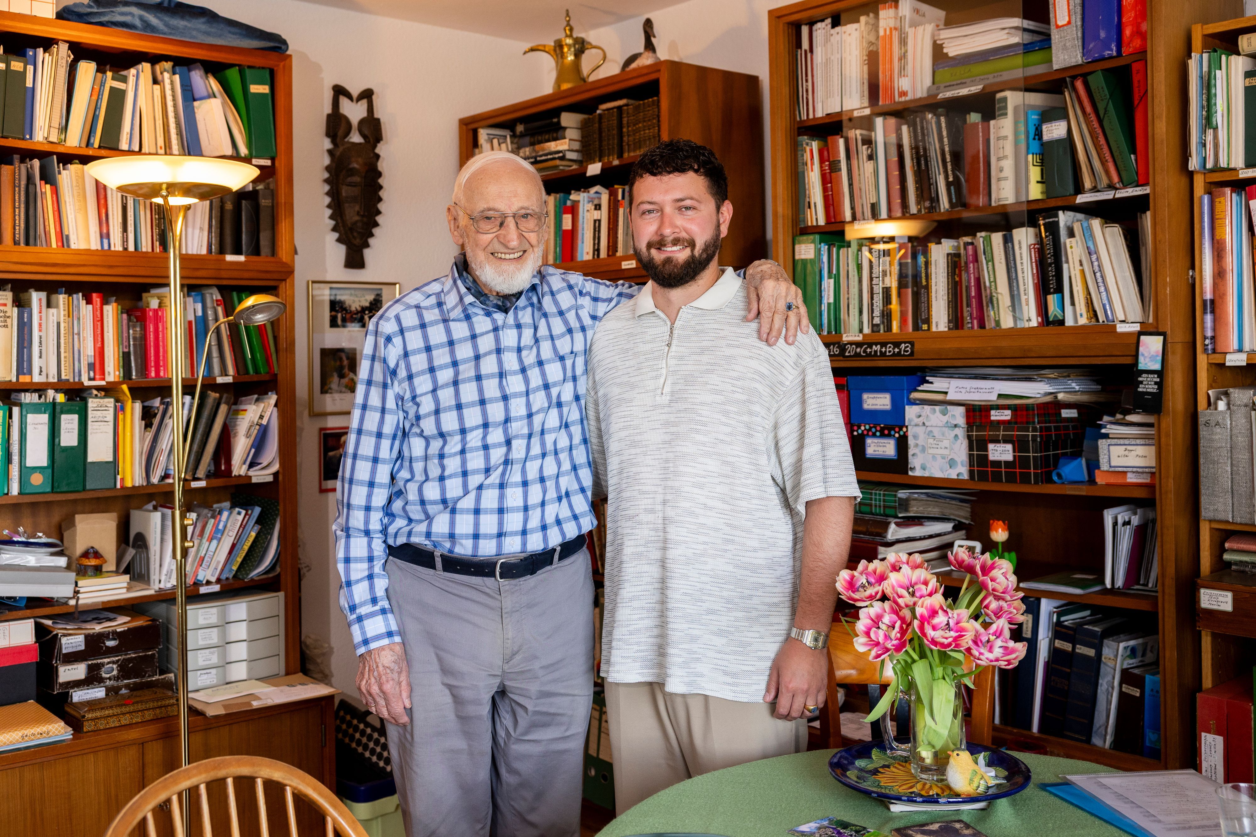 27.04.2026, Köln: Achim von Dombois feiert am 30.April seinen 100. Geburtstag und schaut auf ein bewegtes Leben zurück.
Er lebt in Rodenkirchen in einem Seniorenheim.

Foto: Michael Bause