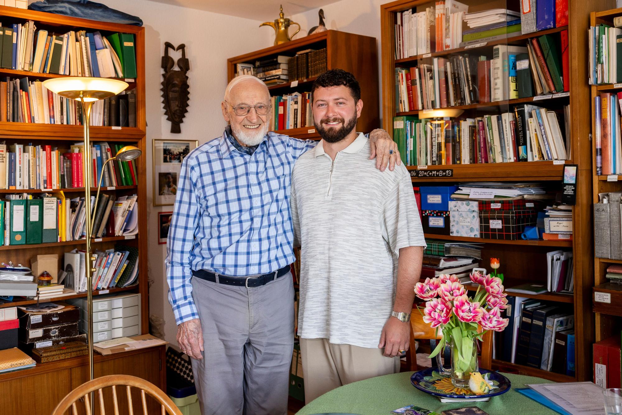 27.04.2026, Köln: Achim von Dombois feiert am 30.April seinen 100. Geburtstag und schaut auf ein bewegtes Leben zurück.
Er lebt in Rodenkirchen in einem Seniorenheim.
Foto: Michael Bause