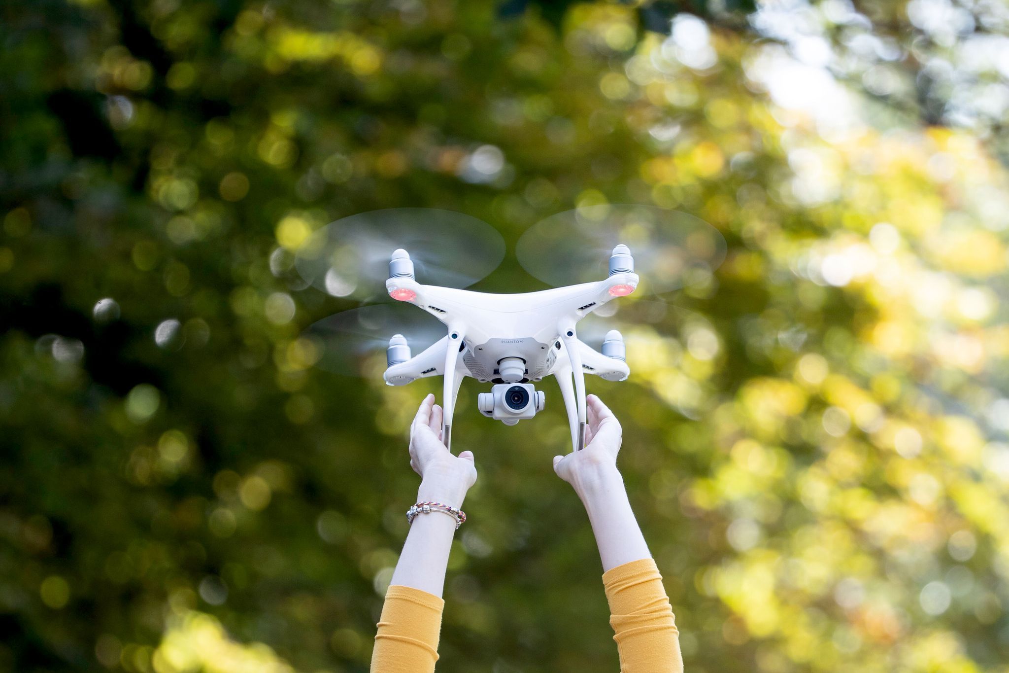 Drohnenpilotin lässt eine Drohne fliegen