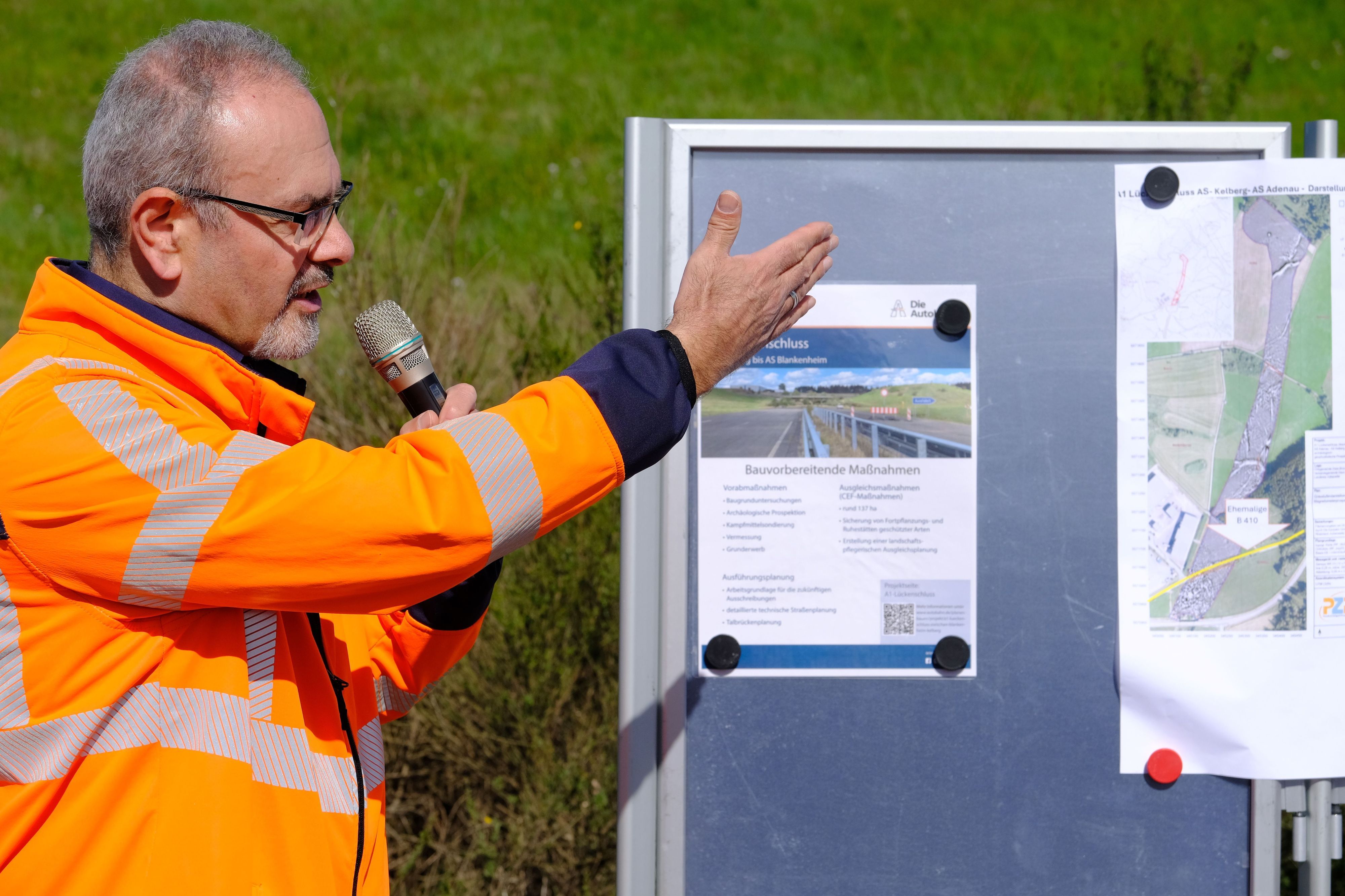 Anastasios Mpasios von der Autobahn-GmbH des Bundes erläutert die Baupläne zur A1.