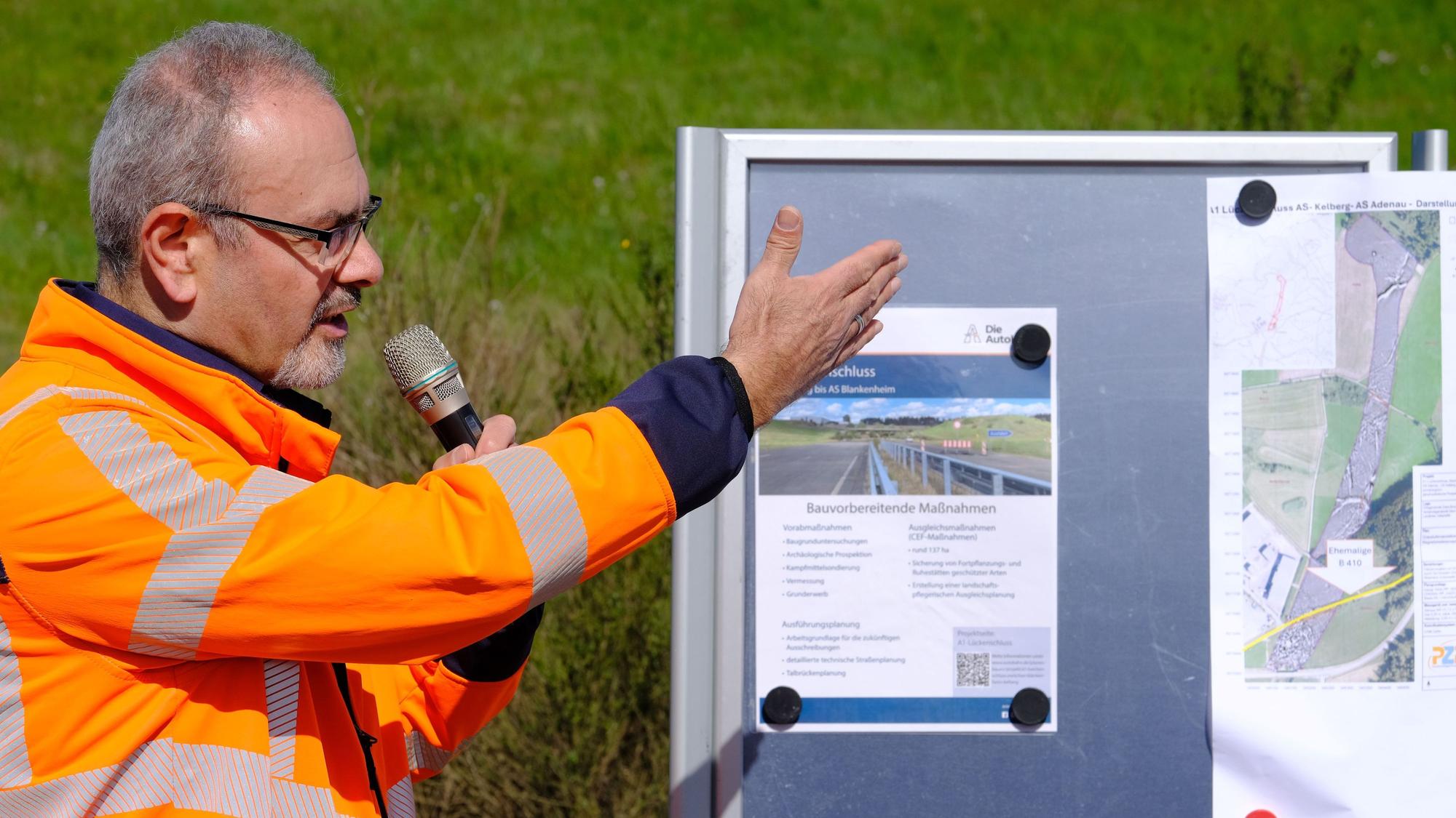 Anastasios Mpasios von der Autobahn-GmbH des Bundes erläutert die Baupläne zur A1.