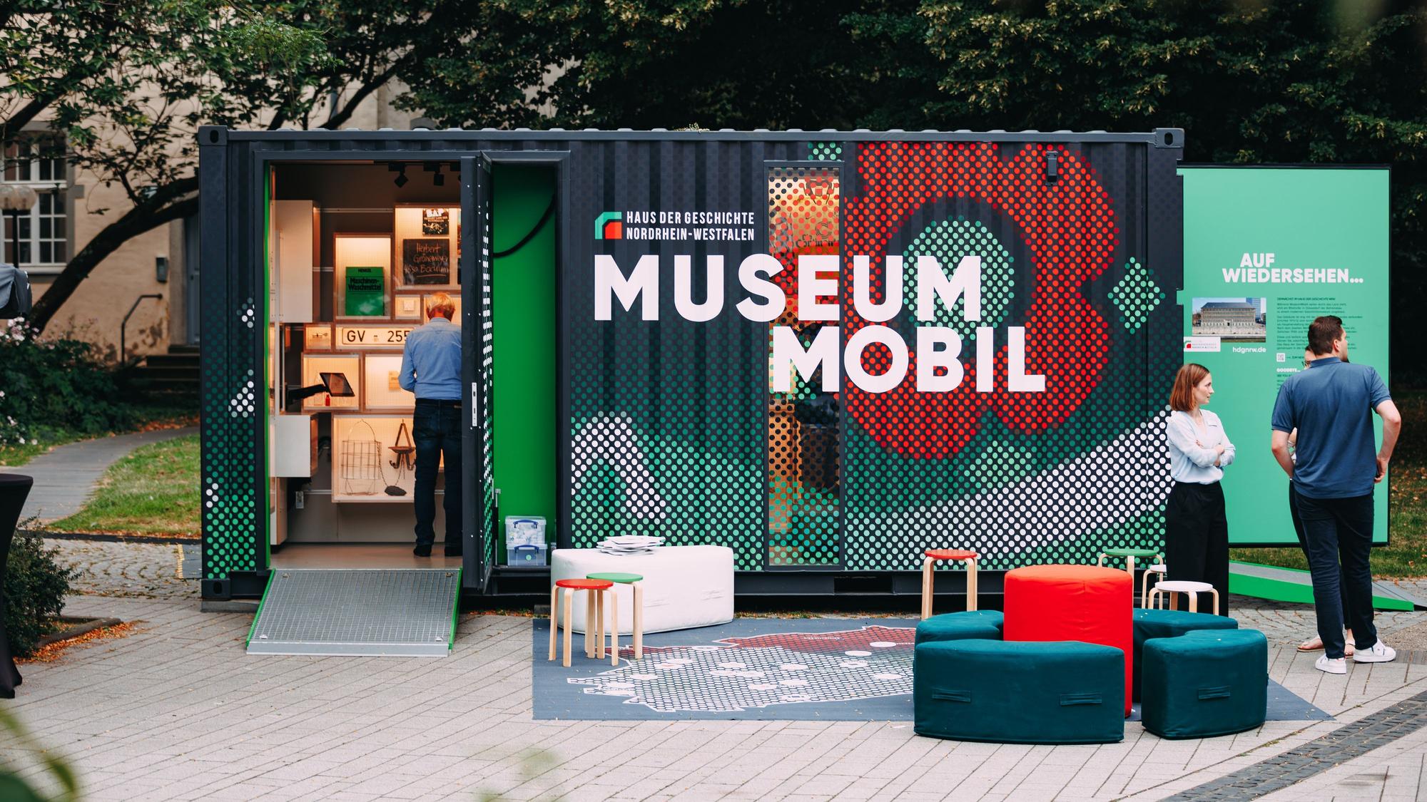 Die Aktion MuseumMobil der Stiftung Haus der Geschichte macht vom 7. bis zum 17. Mai Station auf dem Siegburger Markt.