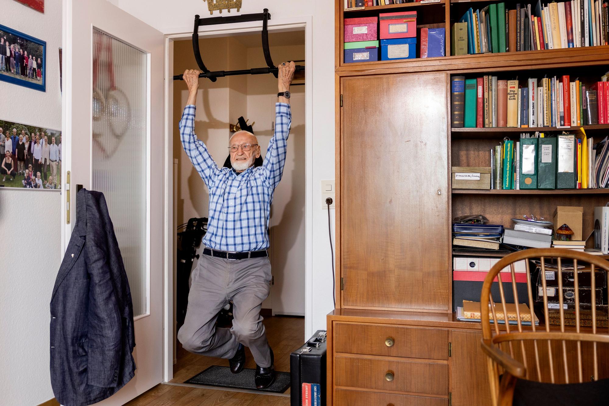 27.04.2026, Köln: Achim von Dombois feiert am 30.April seinen 100. Geburtstag und schaut auf ein bewegtes Leben zurück.
Er lebt in Rodenkirchen in einem Seniorenheim.
Foto: Michael Bause