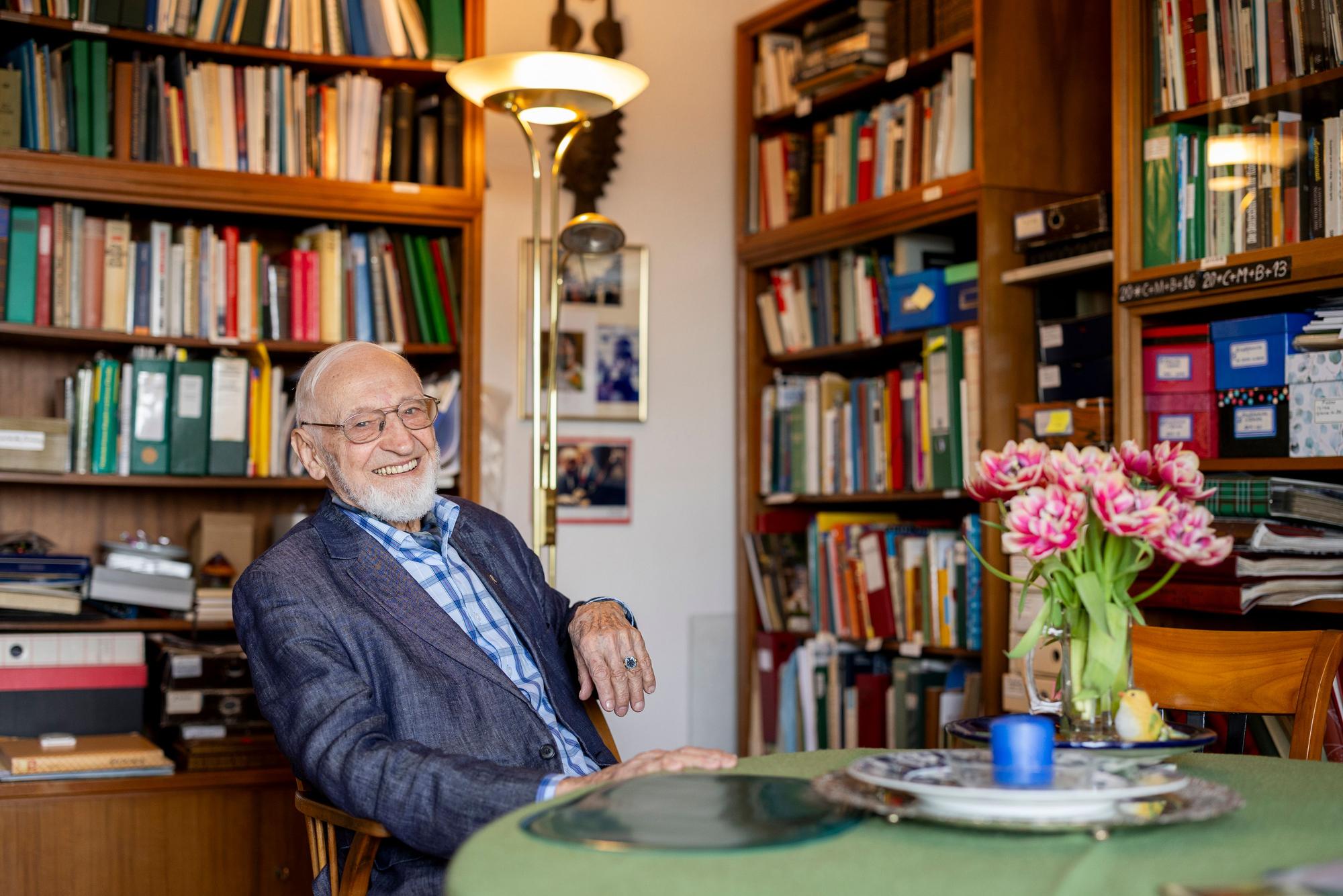 27.04.2026, Köln: Achim von Dombois feiert am 30.April seinen 100. Geburtstag und schaut auf ein bewegtes Leben zurück.
Er lebt in Rodenkirchen in einem Seniorenheim.
Foto: Michael Bause