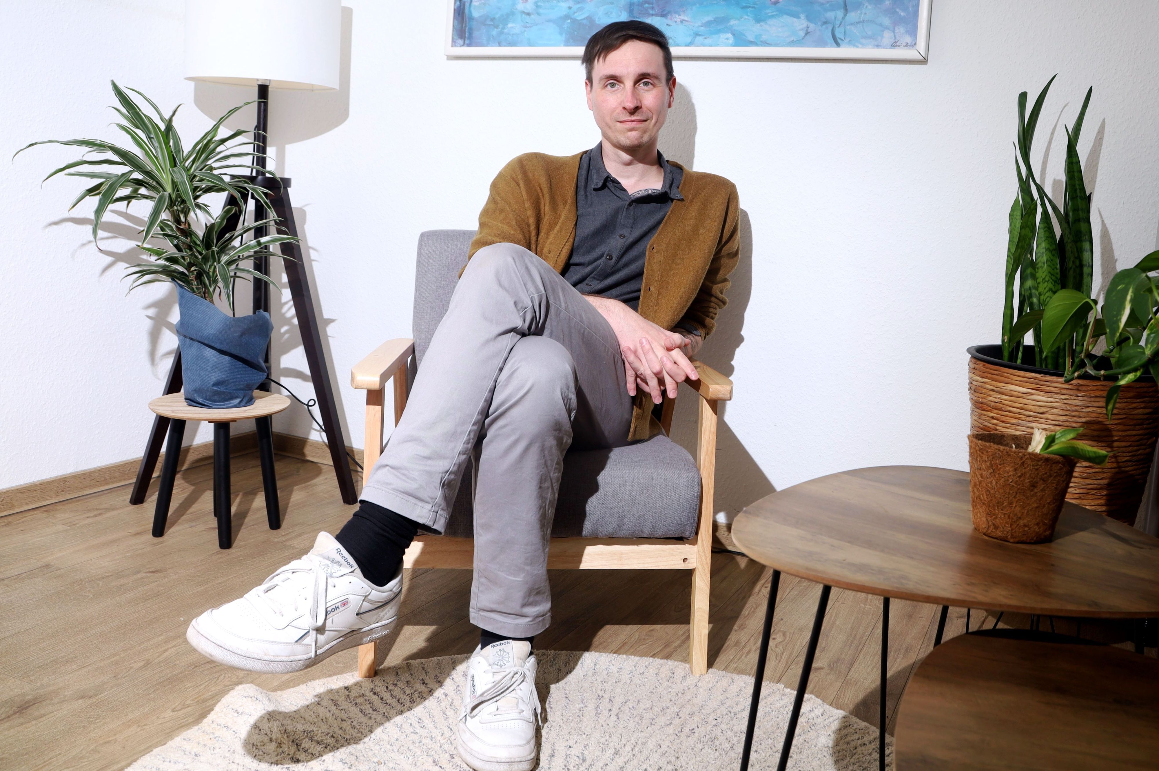 Das Programm „Mensch Sein ohne Gewalt" der AWO Köln arbeitet mit Menschen, die in Partnerschaften gewalttätig geworden sind. Leiter Marc Thomas erklärt den Ansatz, die Methoden und die Notwendigkeit der Täterarbeit.